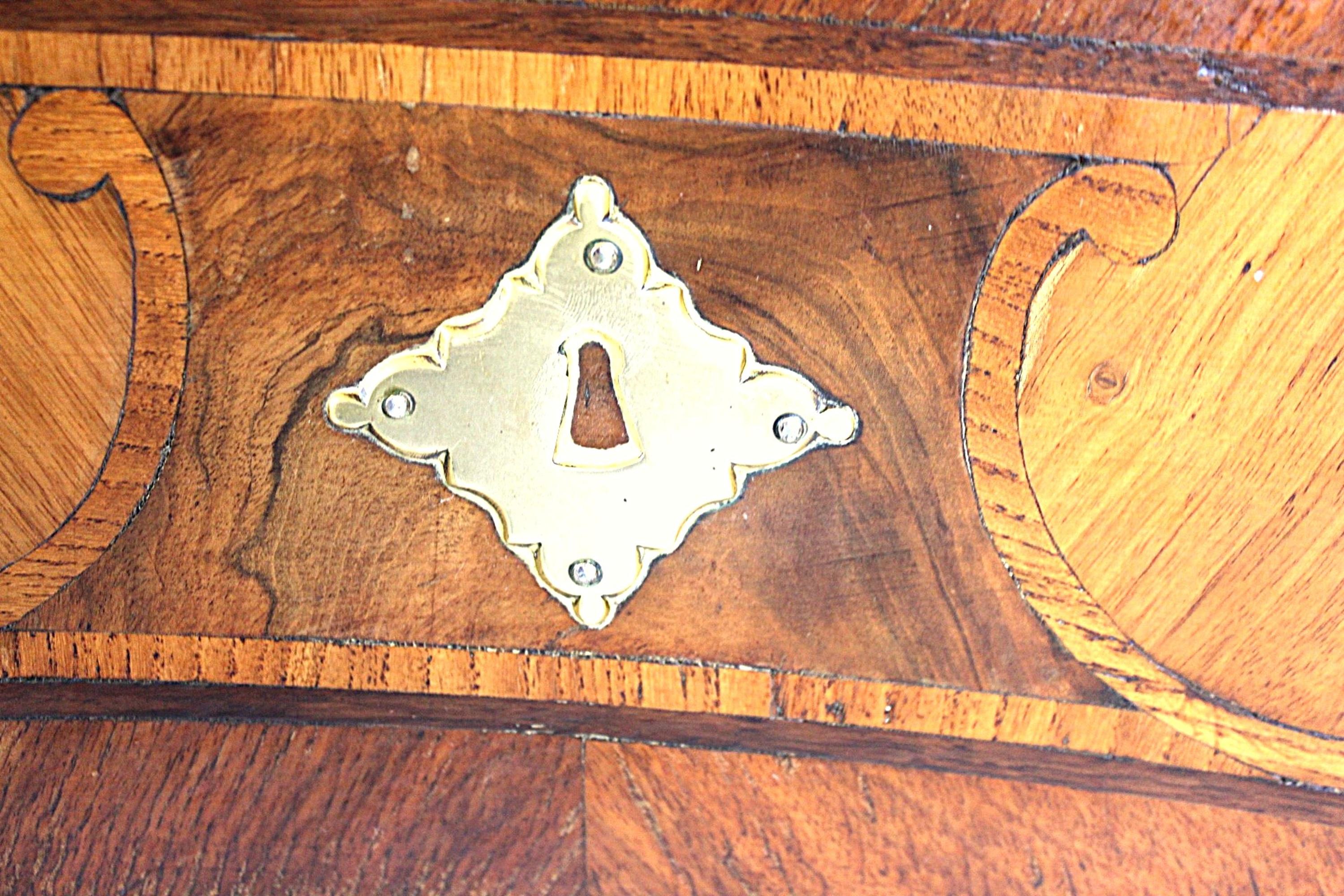 Cassettiera barocca in noce e legno di frutta del XVIII secolo, CIRCA 1750 in vendita 9