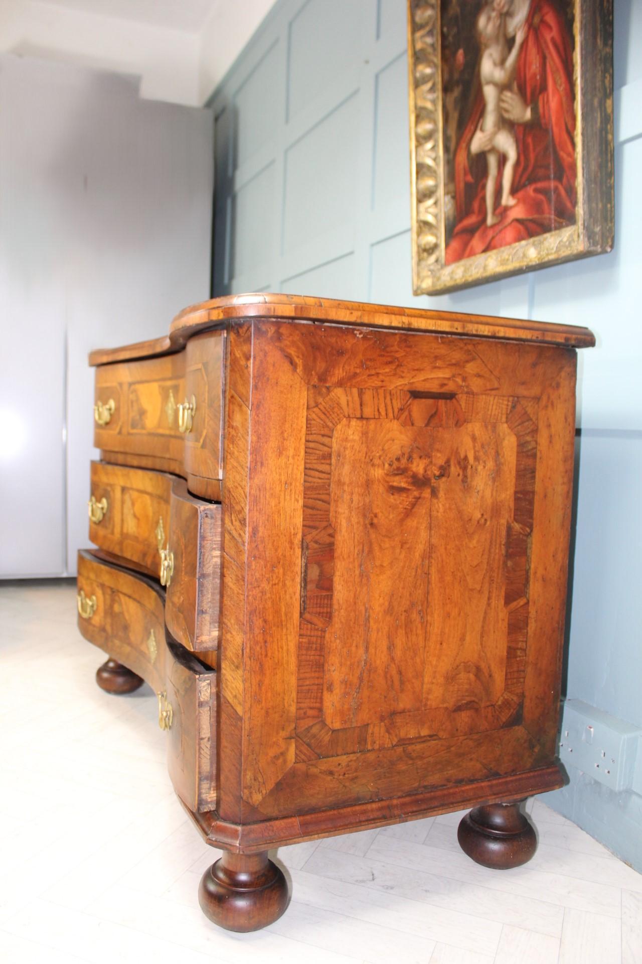 Cassettiera barocca in noce e legno di frutta del XVIII secolo, CIRCA 1750 in vendita 10