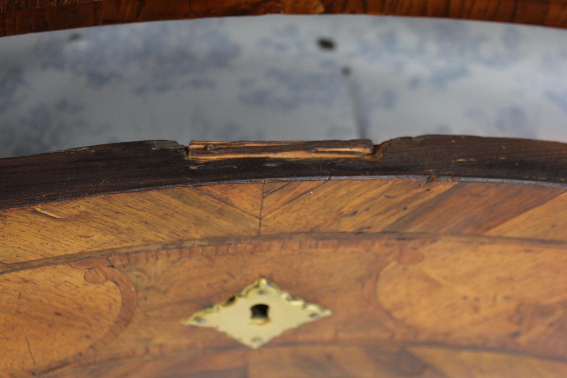 Cassettiera barocca in noce e legno di frutta del XVIII secolo, CIRCA 1750 in vendita 11