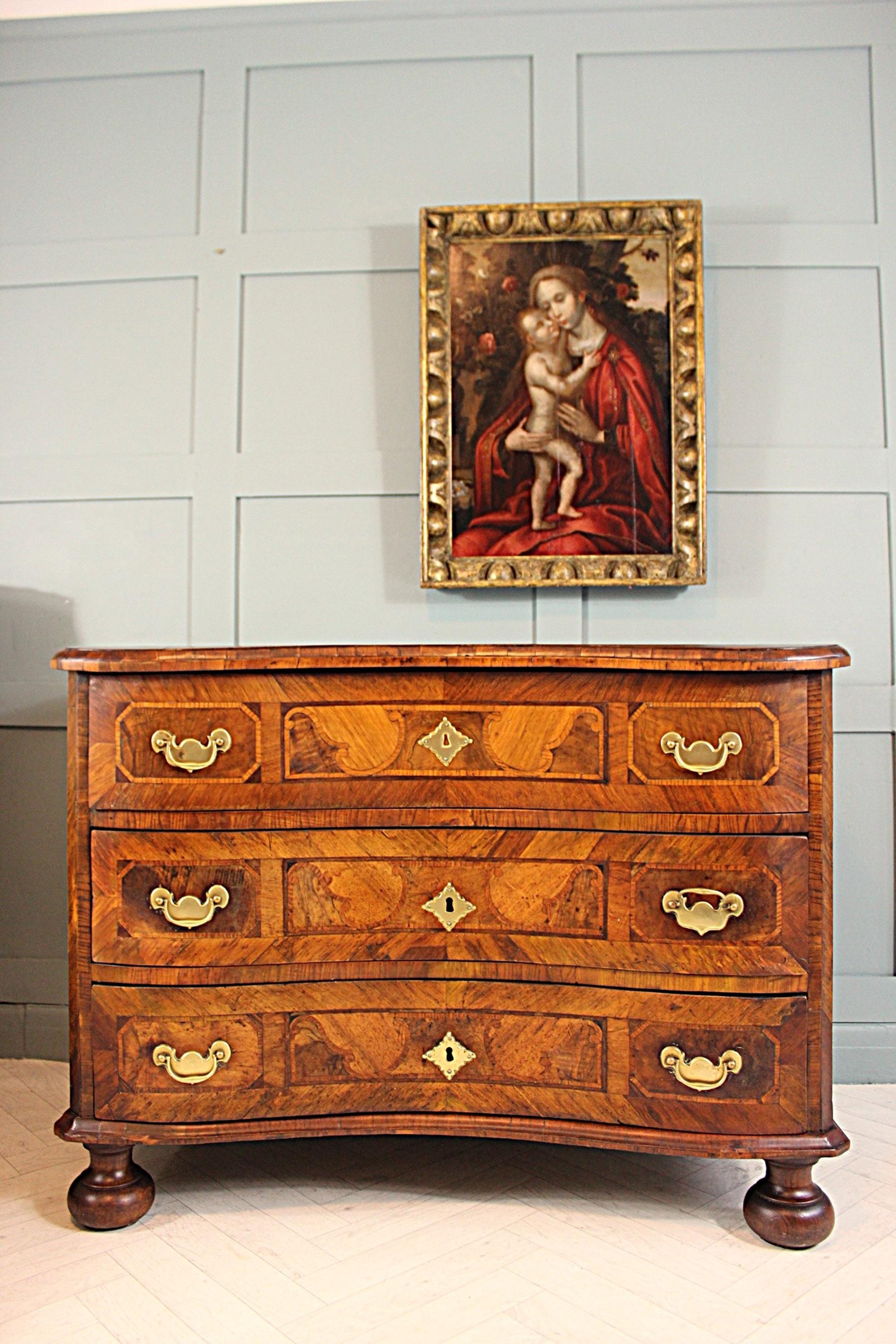 Cassettiera barocca austriaca del XVIII secolo, CIRCA 1760
Periodo: Barocco
Ottimo colore e patina
Data: Circa 1760
Materiale: Legno di frutta e noce
Condizioni:
Gli intarsi originali sono stati sostituiti in alcune aree.
Prove di wormhole storici,