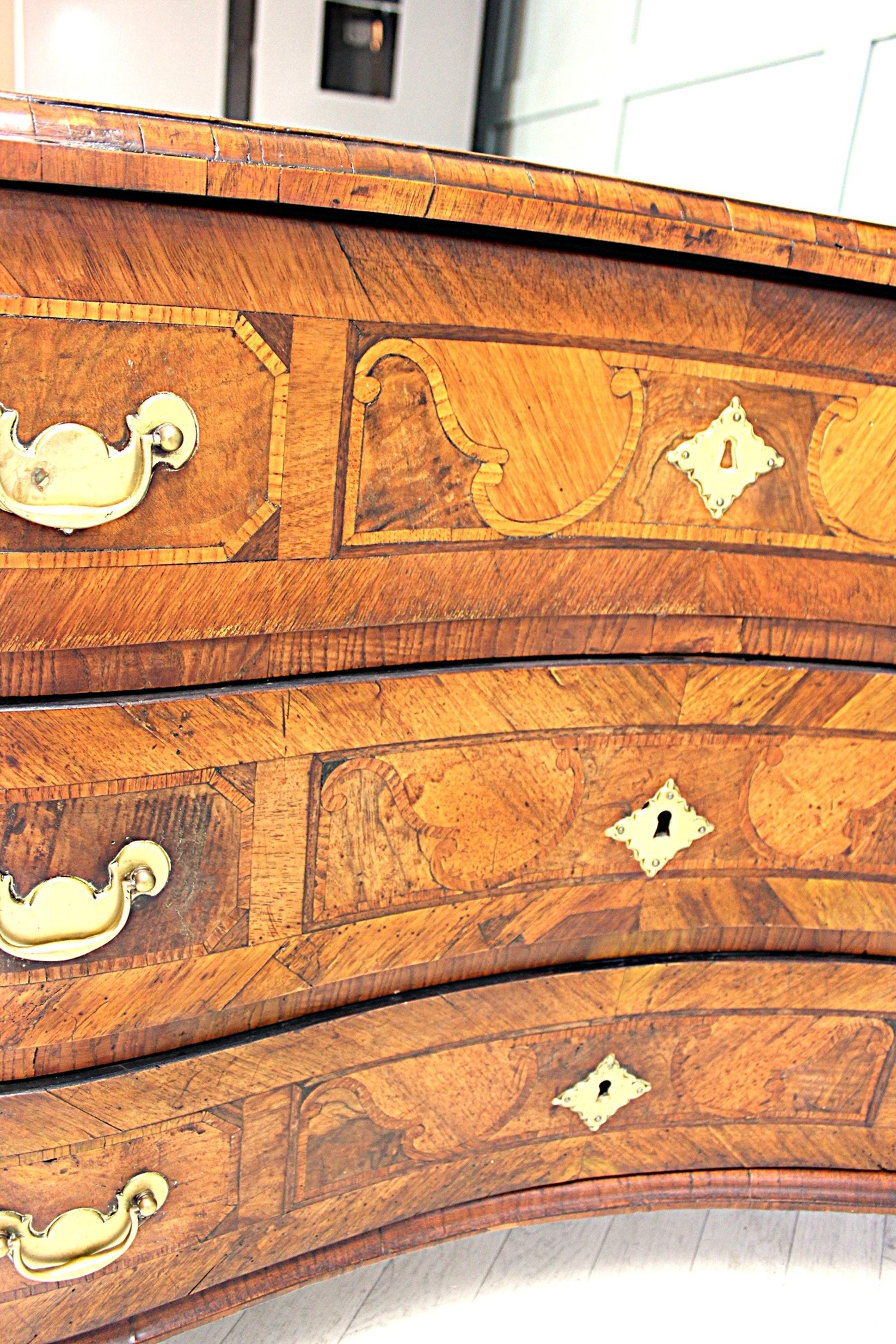 Barocco Cassettiera barocca in noce e legno di frutta del XVIII secolo, CIRCA 1750 in vendita