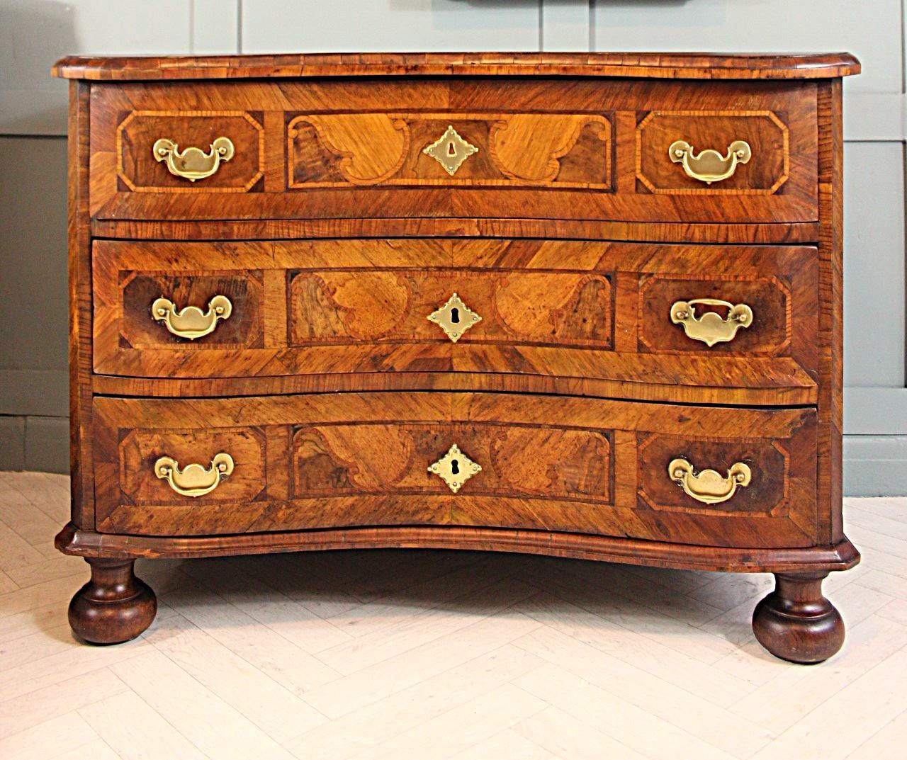 Austriaco Cassettiera barocca in noce e legno di frutta del XVIII secolo, CIRCA 1750 in vendita