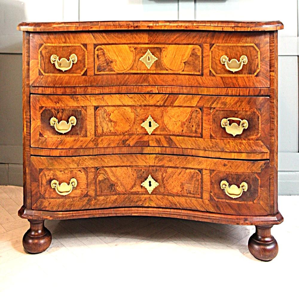 Marqueterie Cassettiera barocca in noce e legno di frutta del XVIII secolo, CIRCA 1750 in vendita