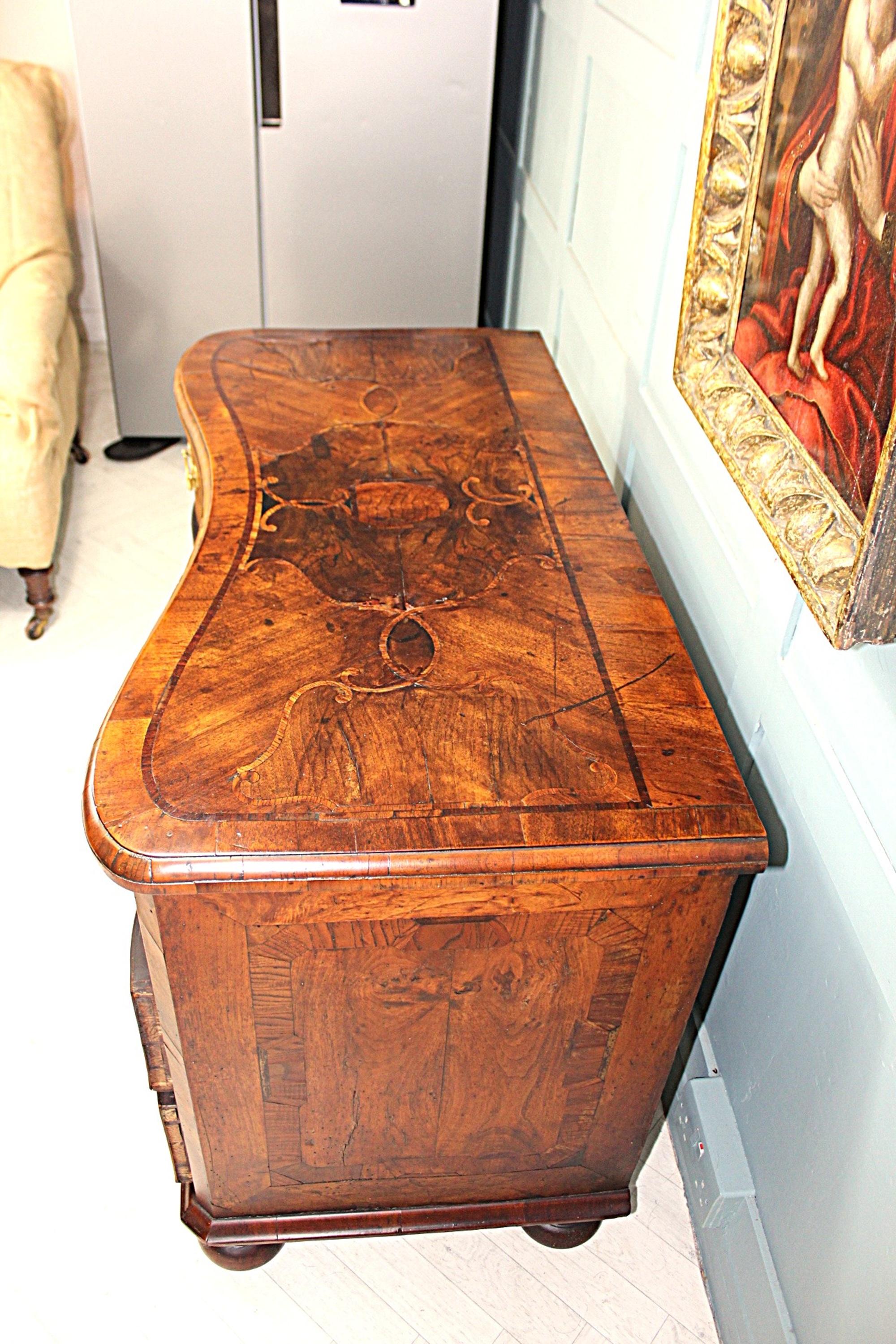 Tulipier Cassettiera barocca in noce e legno di frutta del XVIII secolo, CIRCA 1750 in vendita