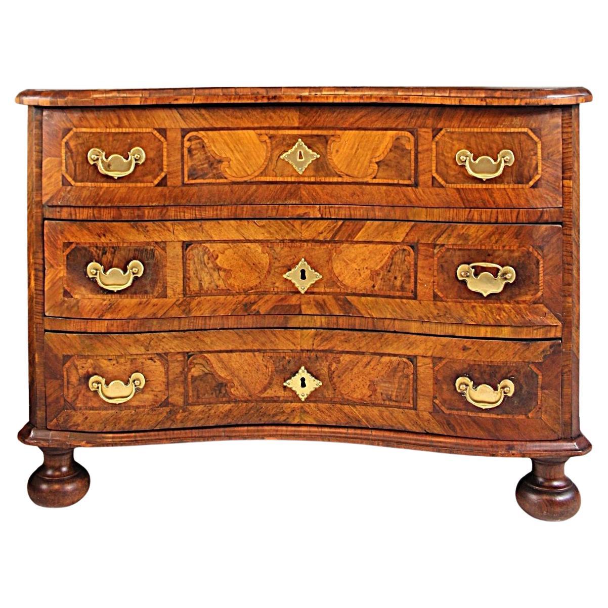 Cassettiera barocca in noce e legno di frutta del XVIII secolo, CIRCA 1750