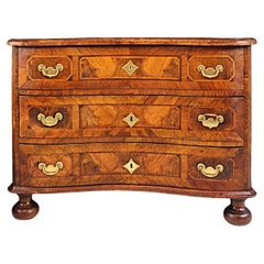 Cómoda barroca de nogal y madera de frutal del siglo XVIII , Circa 1750