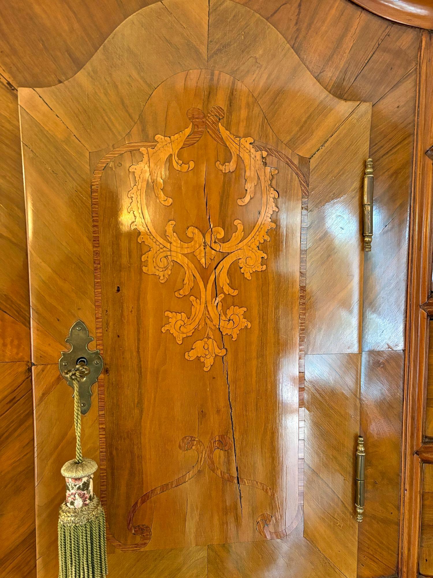 18th Century Austrian Baroque Secretaire/ Bureau Cabinet, Nutwood, AT ca. 1770 For Sale 1