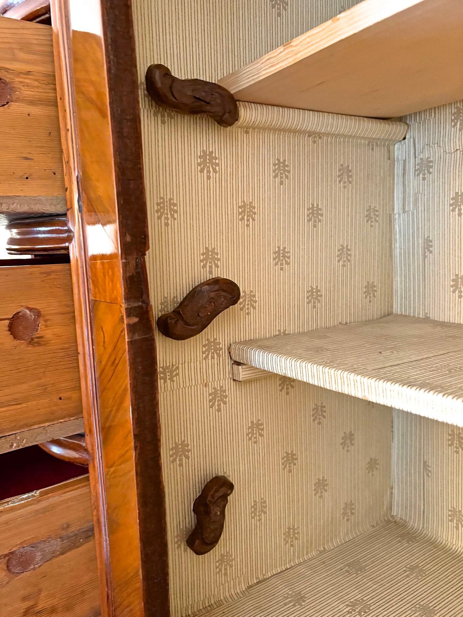 18th Century Austrian Baroque Secretaire/ Bureau Cabinet, Nutwood, AT ca. 1770 For Sale 4