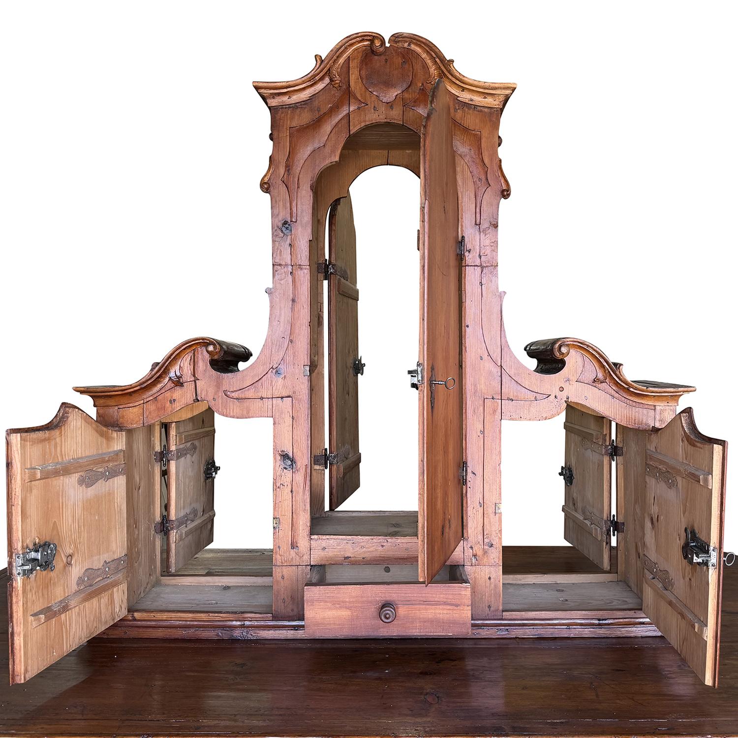 Gran armario antiguo austriaco del siglo XVIII de madera de abeto en dos partes en venta 3