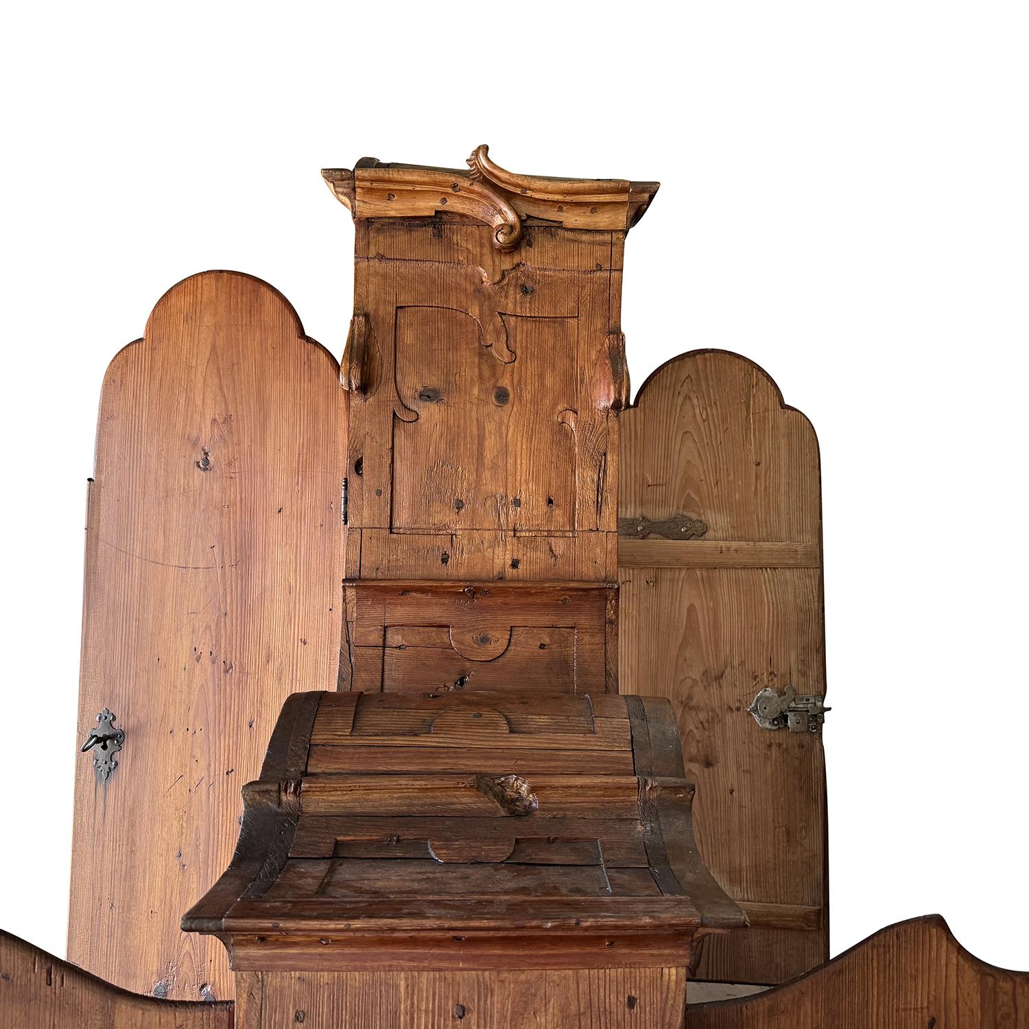 Gran armario antiguo austriaco del siglo XVIII de madera de abeto en dos partes en venta 4