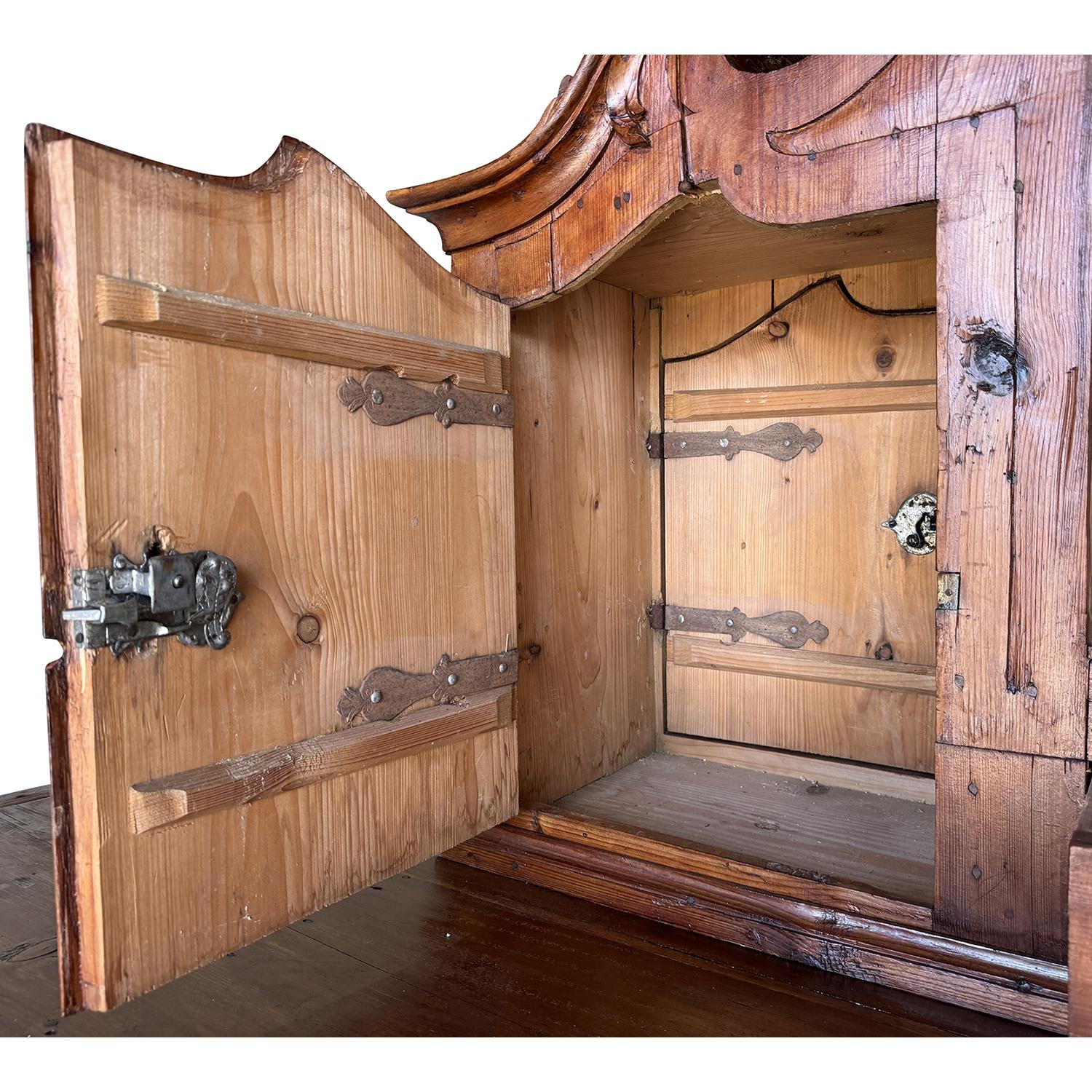 Gran armario antiguo austriaco del siglo XVIII de madera de abeto en dos partes en venta 5