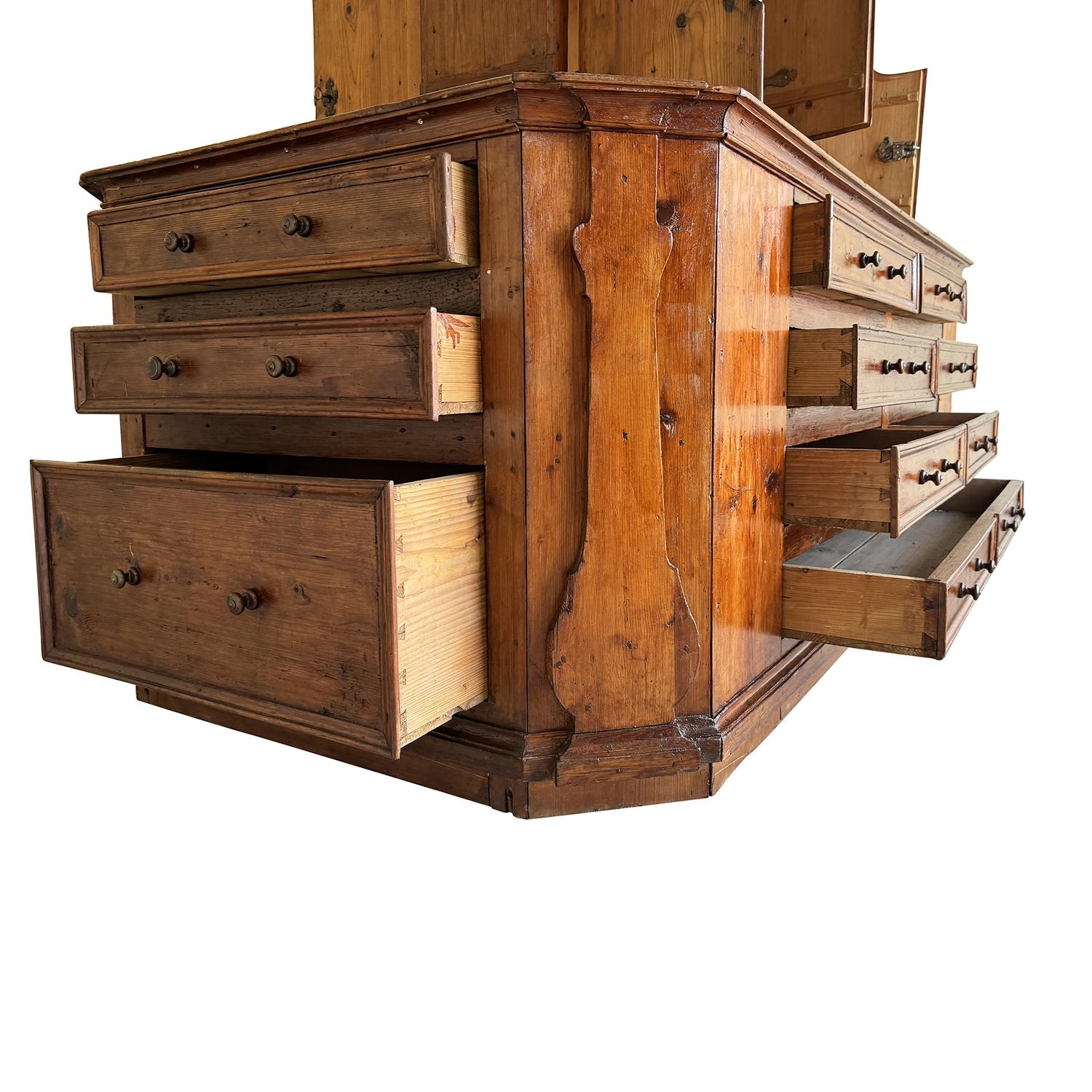 Gran armario antiguo austriaco del siglo XVIII de madera de abeto en dos partes en venta 7