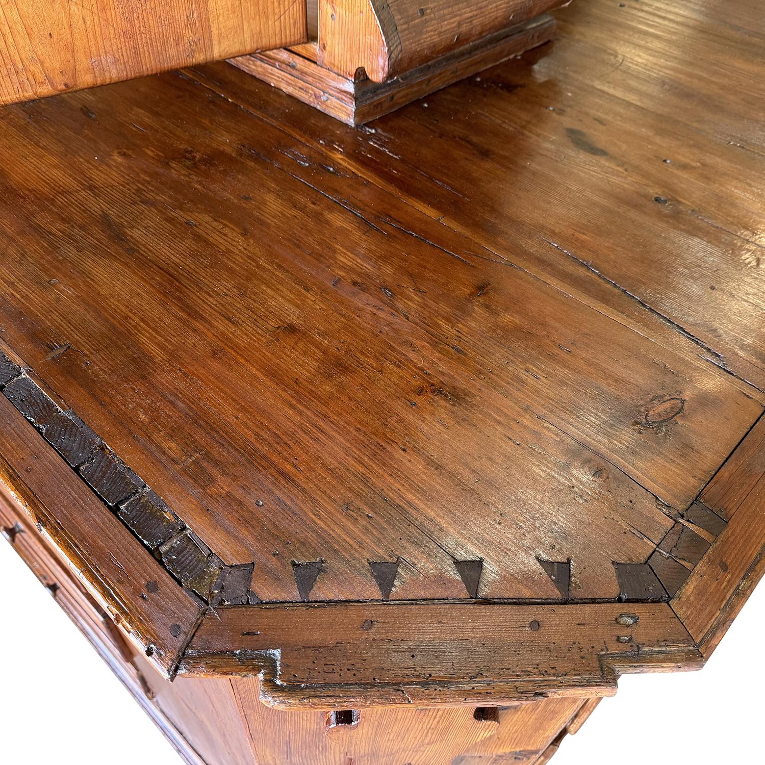 Gran armario antiguo austriaco del siglo XVIII de madera de abeto en dos partes en venta 10