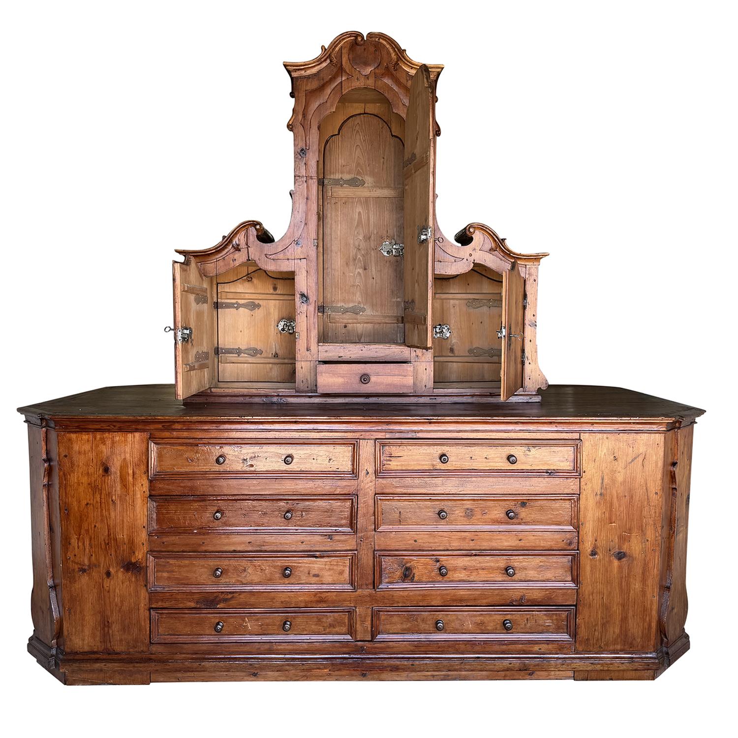Armario antiguo de dos cuerpos del siglo XVIII, de la época barroca, mobiliario de María Teresa. Los muebles austriacos proceden de una casa solariega noble, son de madera de abeto trabajada a mano y están en buen estado. El gran bufé es accesible
