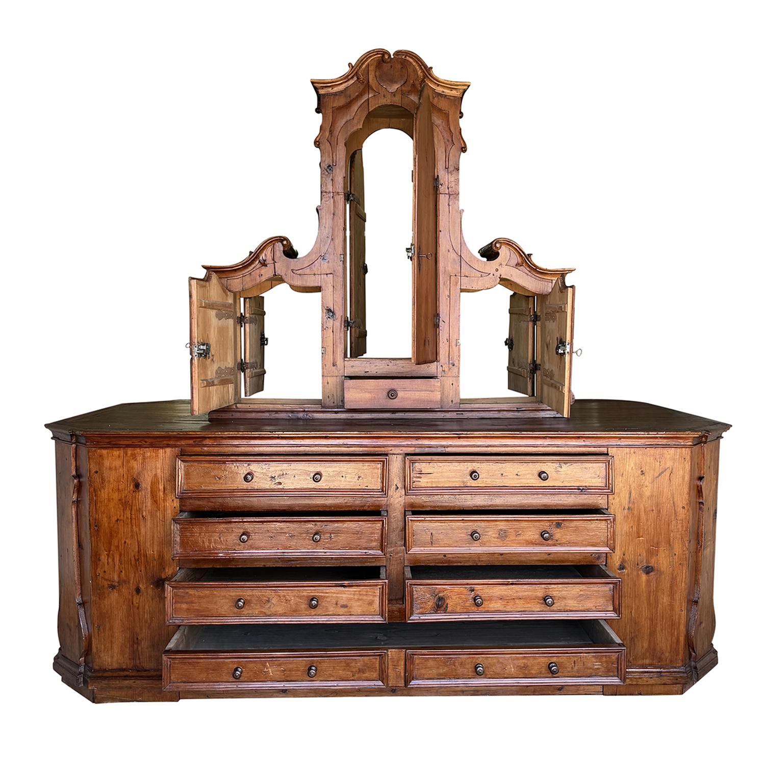 Gran armario antiguo austriaco del siglo XVIII de madera de abeto en dos partes Tallado a mano en venta