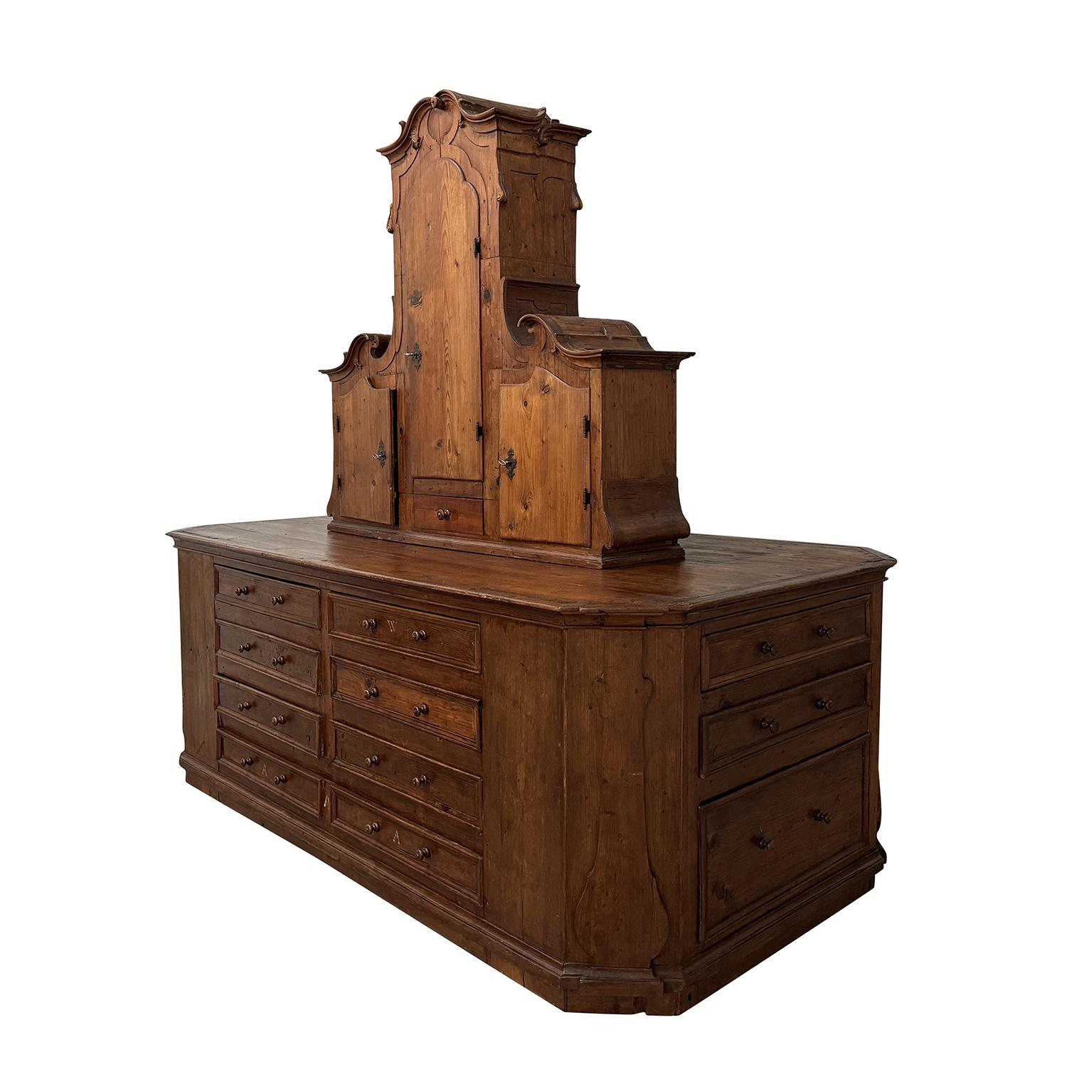 Gran armario antiguo austriaco del siglo XVIII de madera de abeto en dos partes en Bueno estado para la venta en West Palm Beach, FL
