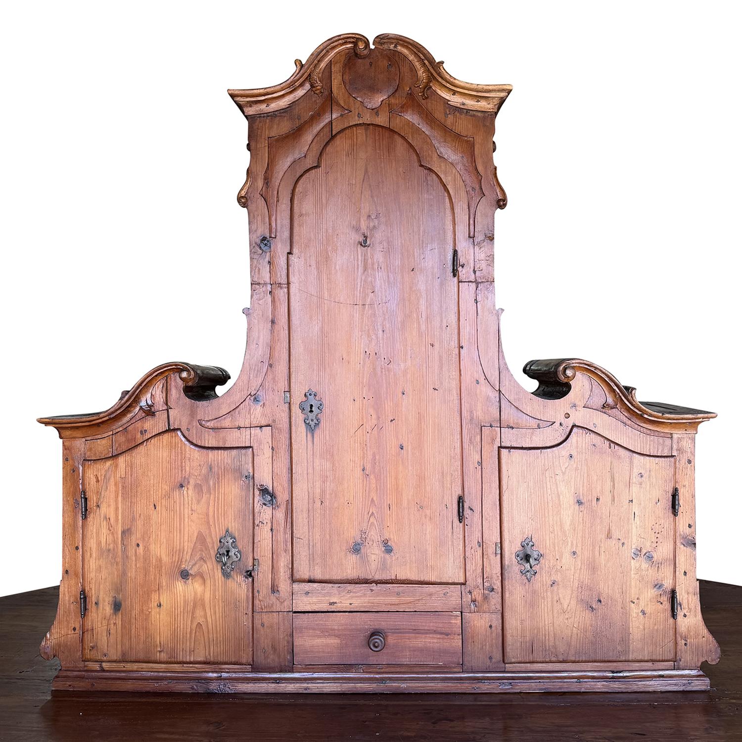 Gran armario antiguo austriaco del siglo XVIII de madera de abeto en dos partes Metal en venta