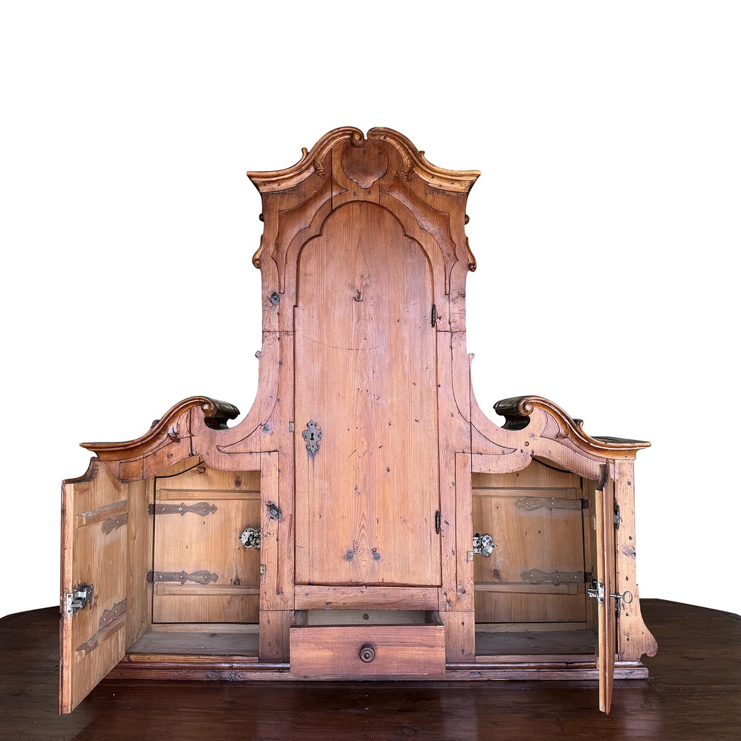 Gran armario antiguo austriaco del siglo XVIII de madera de abeto en dos partes en venta 2