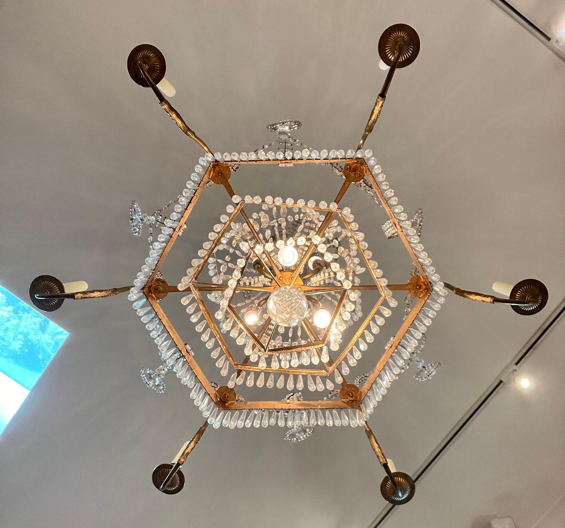 Lustre néoclassique autrichien du XVIIIe siècle en bronze doré et cristal en vente 3