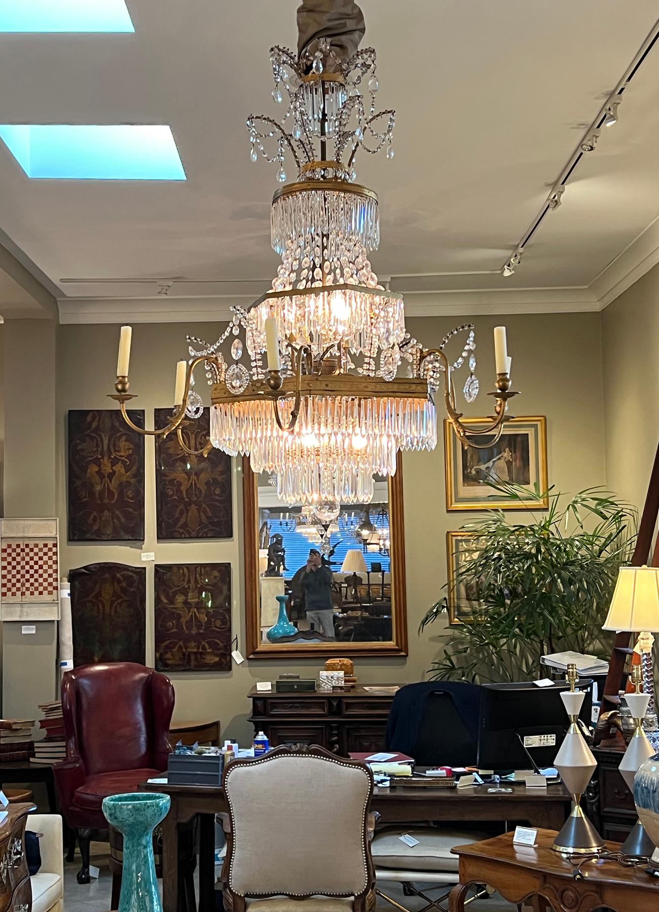 Lustre néoclassique autrichien du XVIIIe siècle en bronze doré et cristal en vente 4