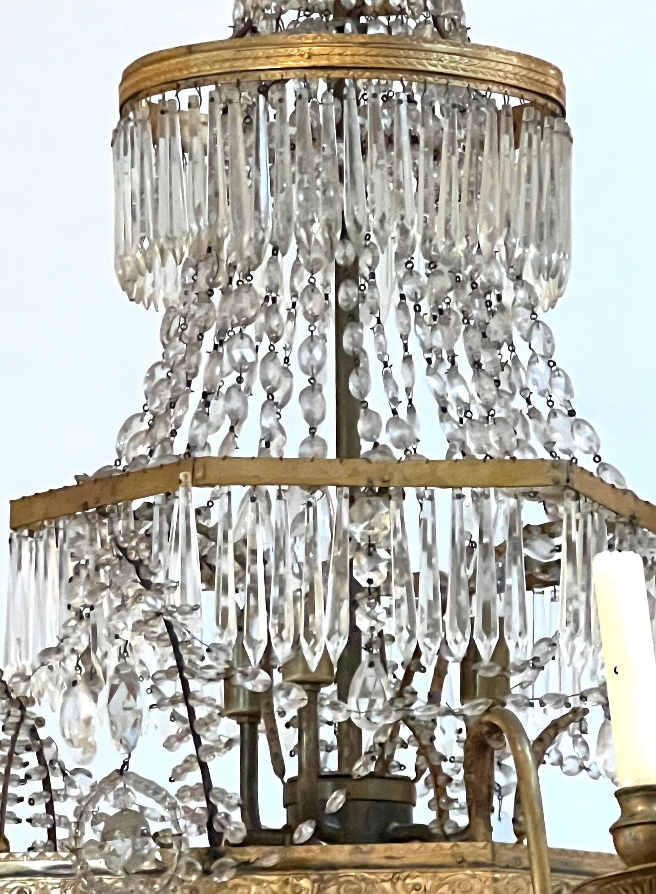 Néoclassique Lustre néoclassique autrichien du XVIIIe siècle en bronze doré et cristal en vente