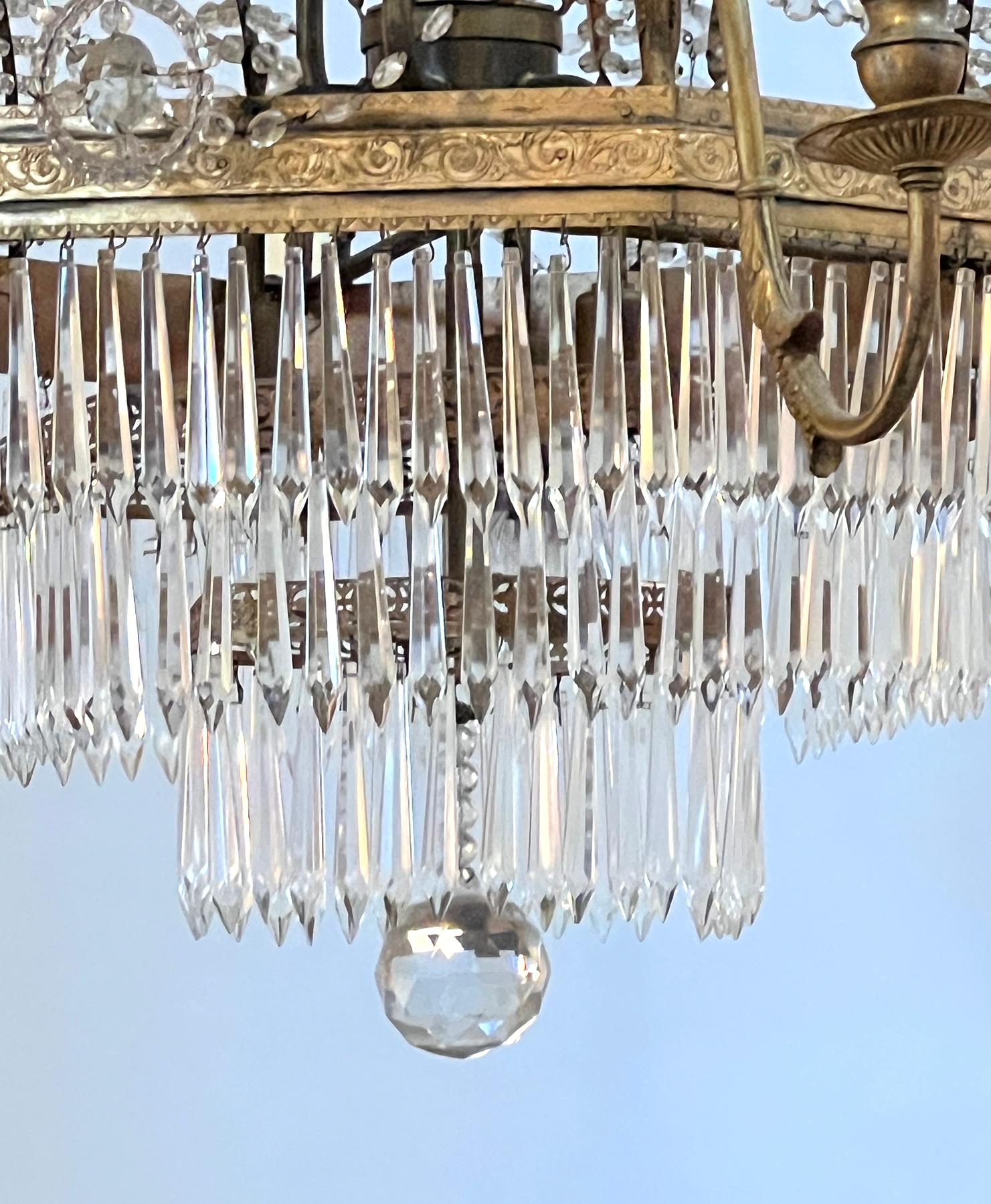 Autrichien Lustre néoclassique autrichien du XVIIIe siècle en bronze doré et cristal en vente
