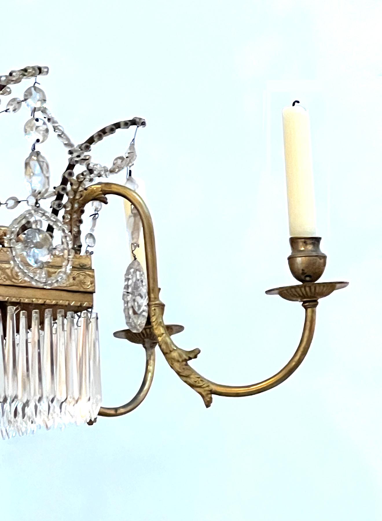 Doré Lustre néoclassique autrichien du XVIIIe siècle en bronze doré et cristal en vente