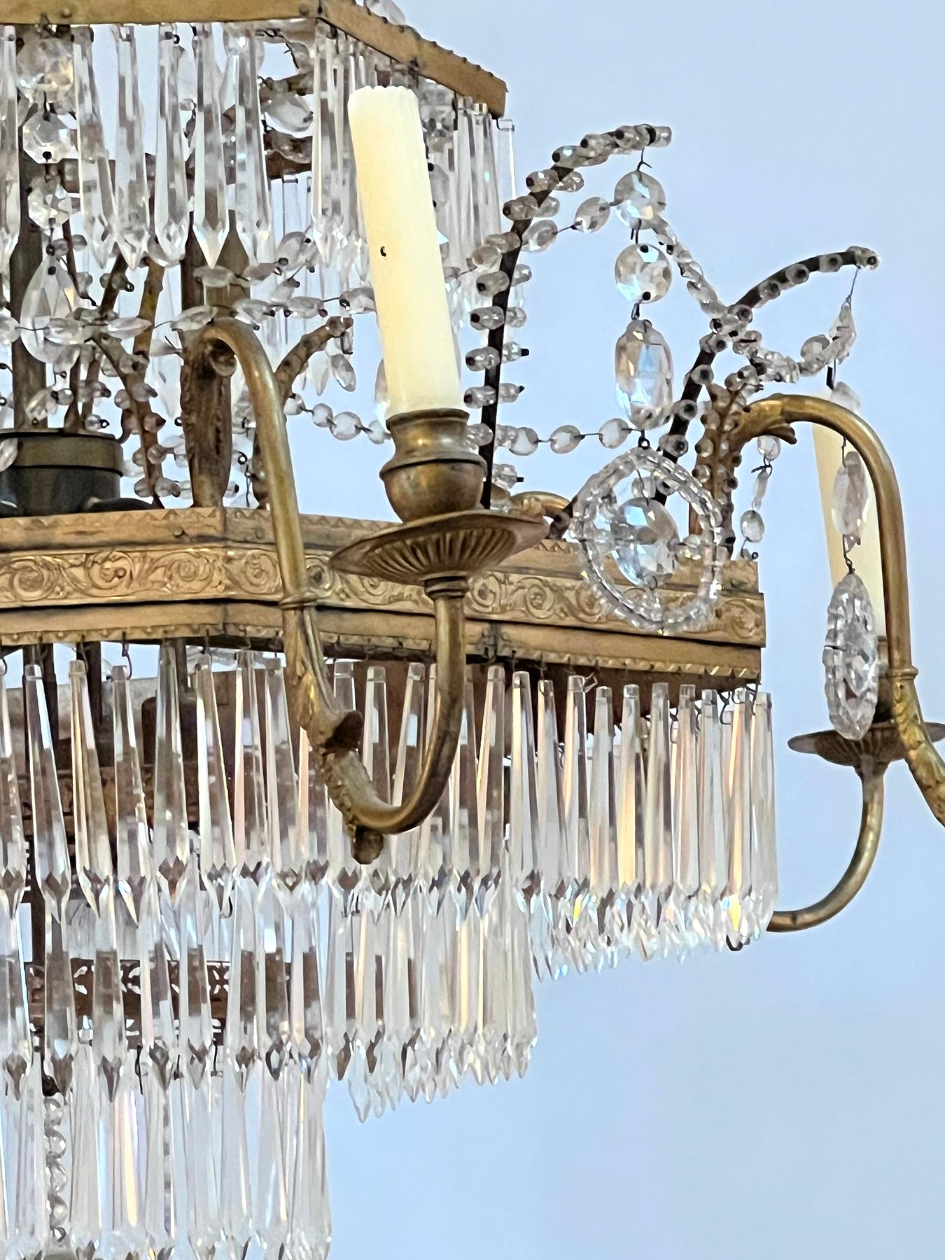Lustre néoclassique autrichien du XVIIIe siècle en bronze doré et cristal Bon état - En vente à San Francisco, CA