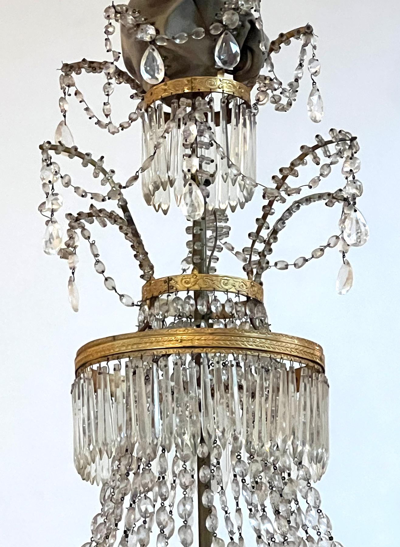 Fin du XVIIIe siècle Lustre néoclassique autrichien du XVIIIe siècle en bronze doré et cristal en vente