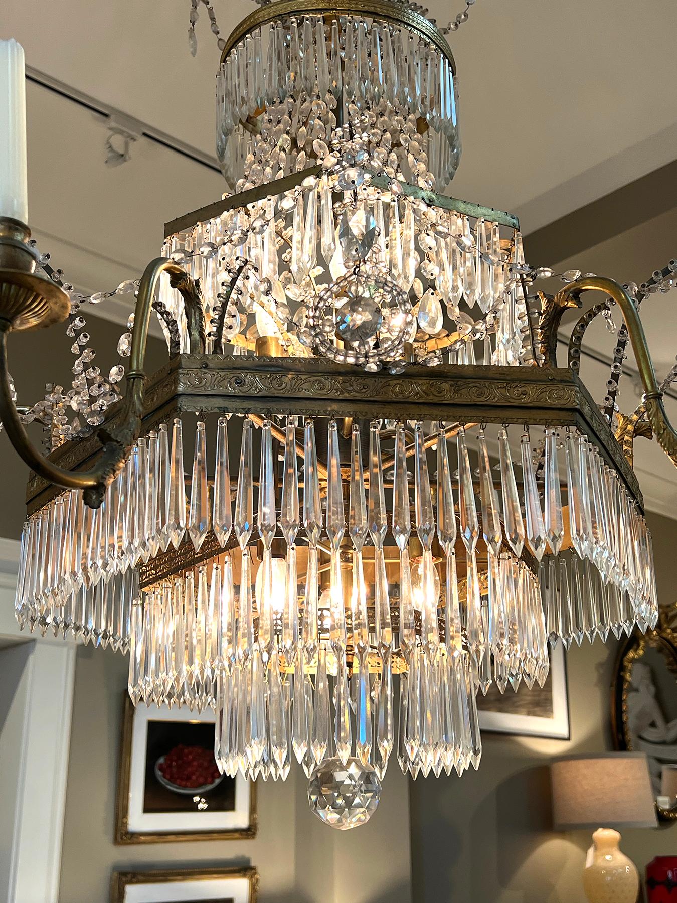 Lustre néoclassique autrichien du XVIIIe siècle en bronze doré et cristal en vente 1