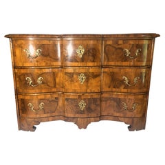 Cassettone a tre cassetti intarsiato in noce rococò austriaco del XVIII secolo