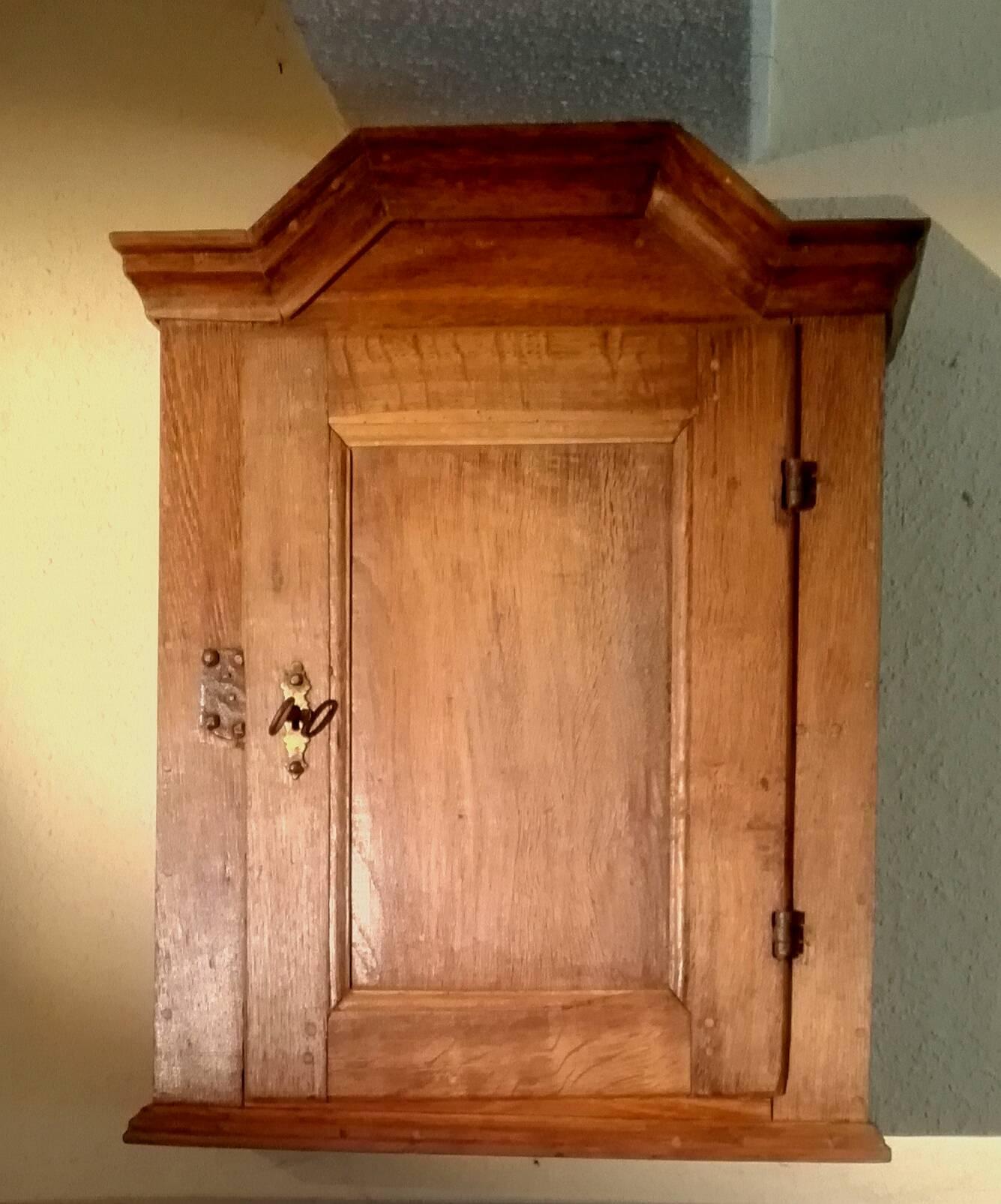 Wall hanging, small cupboard in solid oak. Fully, but sensitive restored, without anything chemical. This fantastic artwork is more than 250 years old and now in the best condition! Please note the dimension!