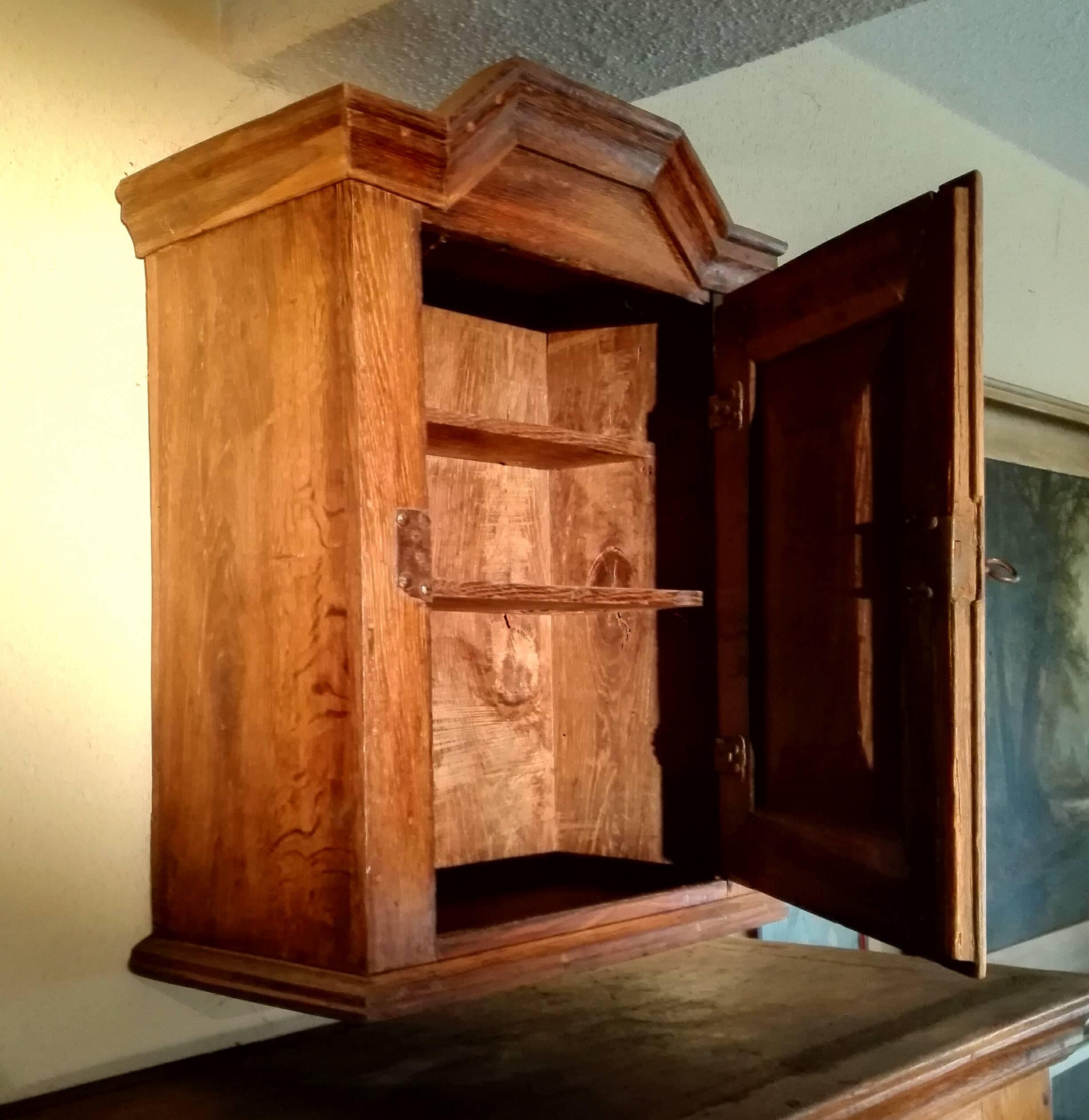 Baroque 18th Century Baltic Barock Wall Hanging Cupboard in Solid Oak For Sale