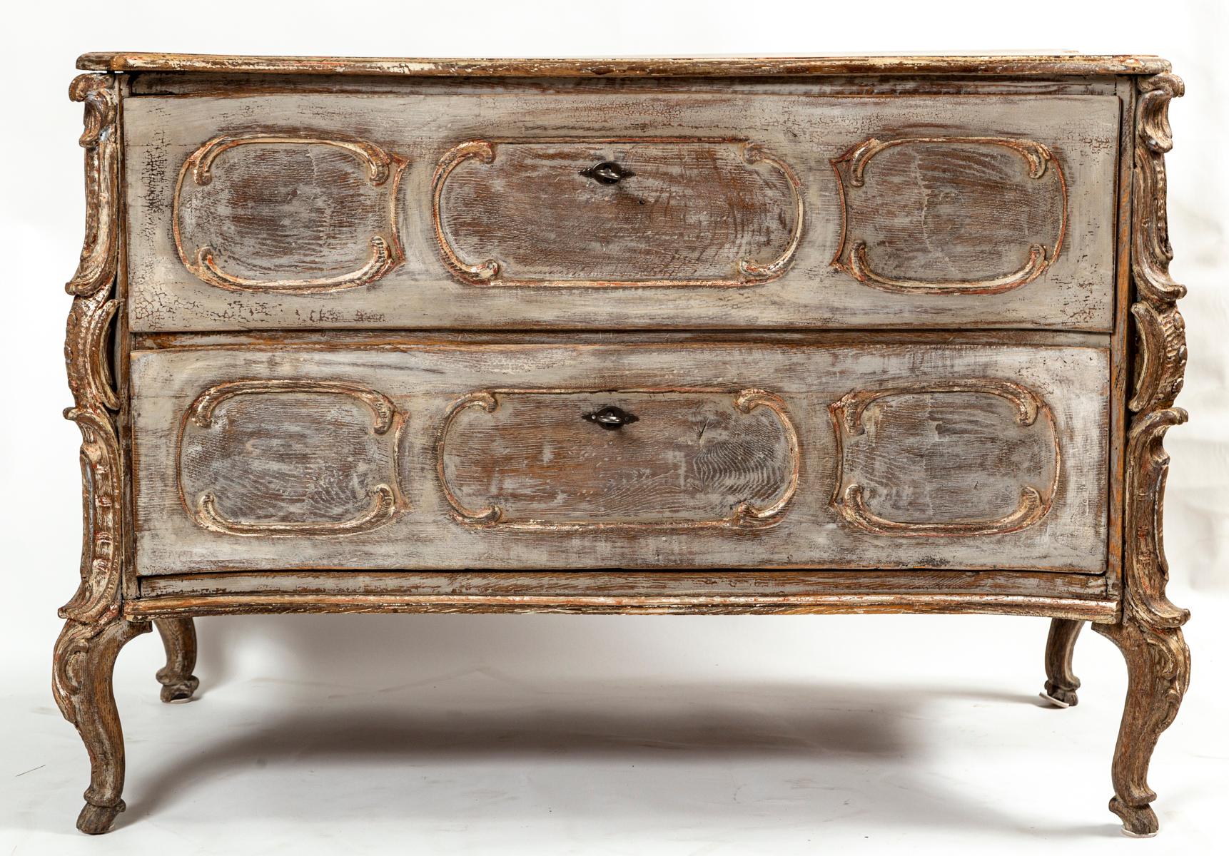 Un'unica ed elegante cassapanca barocca dipinta di  cassetti con un frontale concavo ornato da pannelli ovali a forma di volute minime e  affiancato da  angoli decorativi con foglie d'acanto  piedi con zoccoli di cavallo.  Questa cassapanca in legno