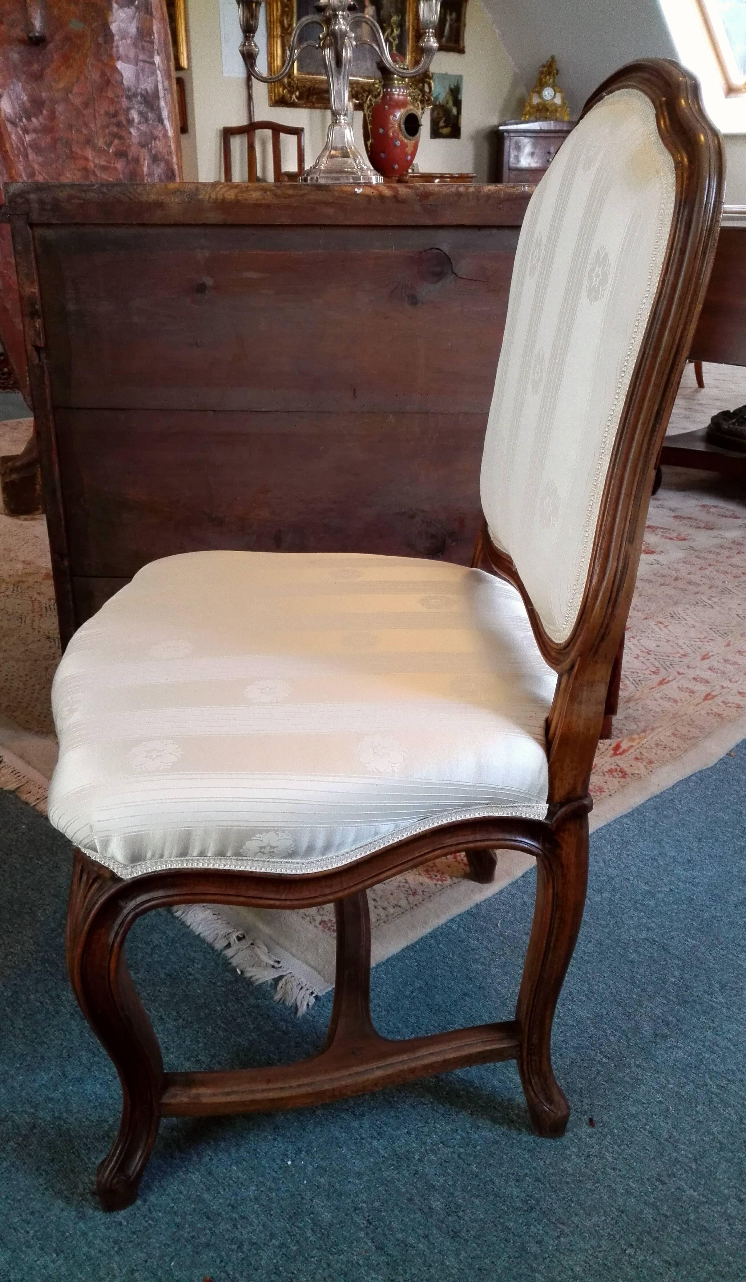 Very elegant and shapely, upholstered Barock chair from France, circa 1760! Finest, tight-aged walnut wood in absolutely masterful processing! Completely, sensitively but usefully restored and French, hand polished! New upholstered, in eggshell