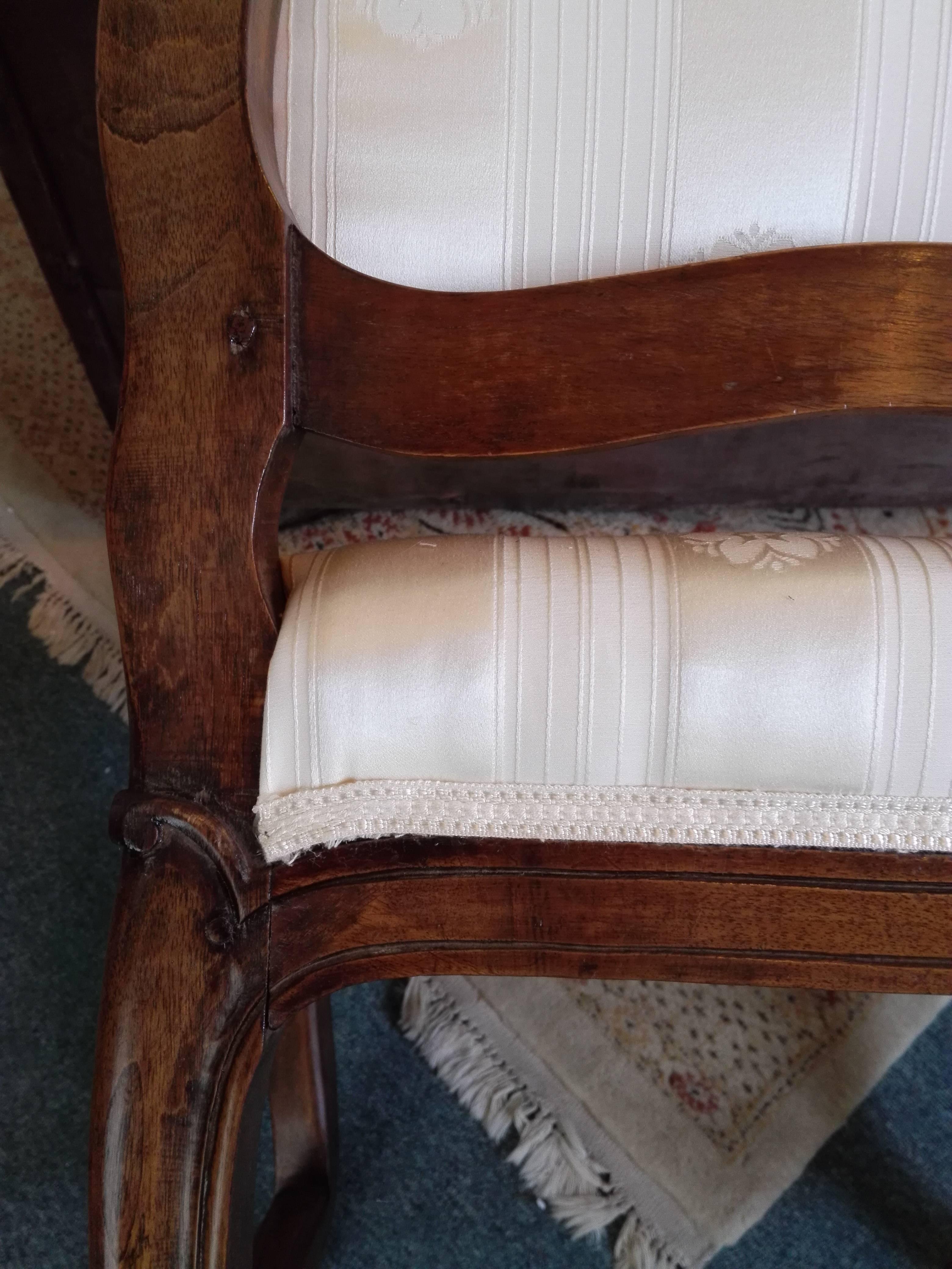 18th Century Barock Walnut Curved Legs Upholstered and Covered French Chair In Good Condition For Sale In Osnabrück, DE