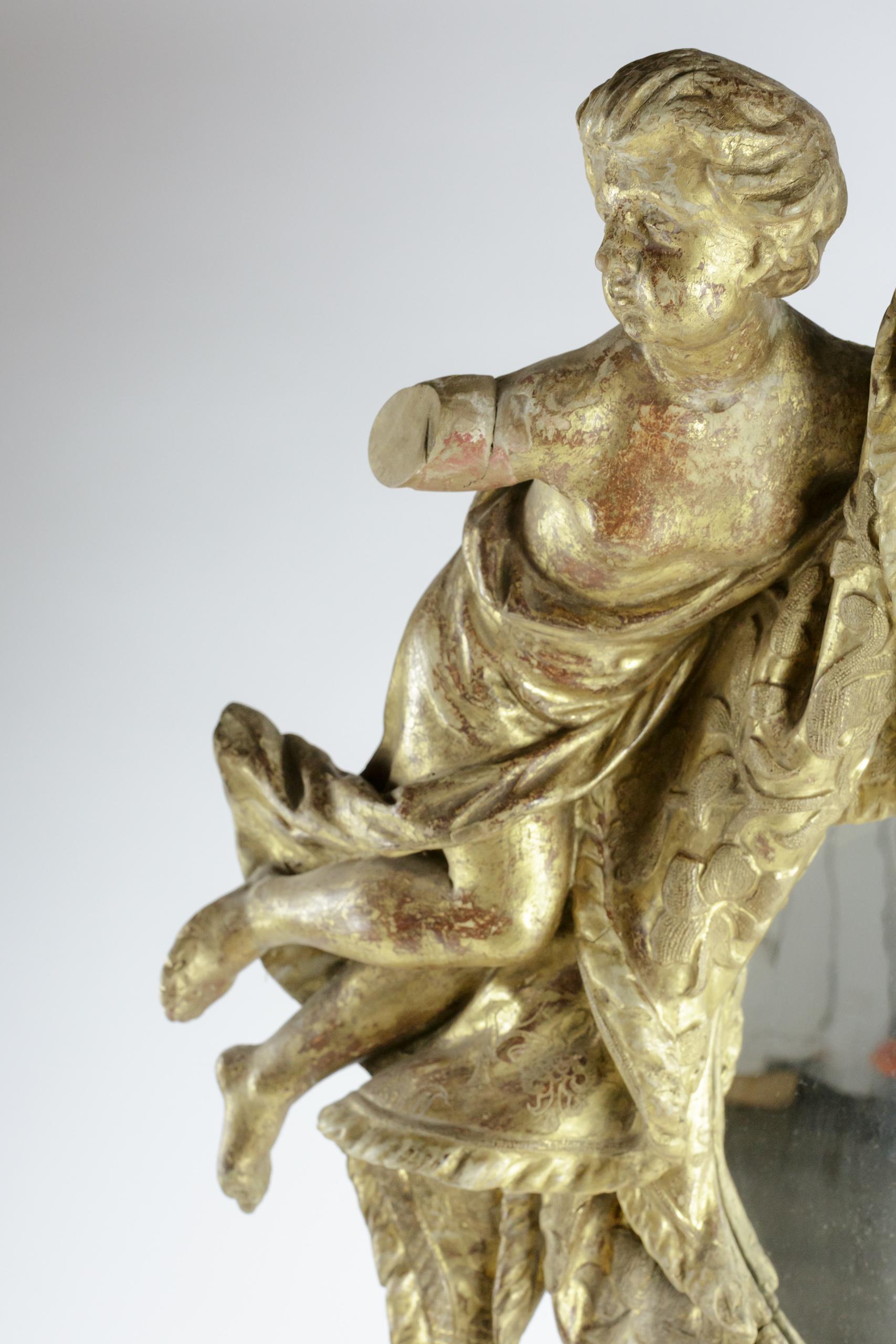 Sculpté à la main Miroir baroque du 18e siècle en bois sculpté et doré en vente