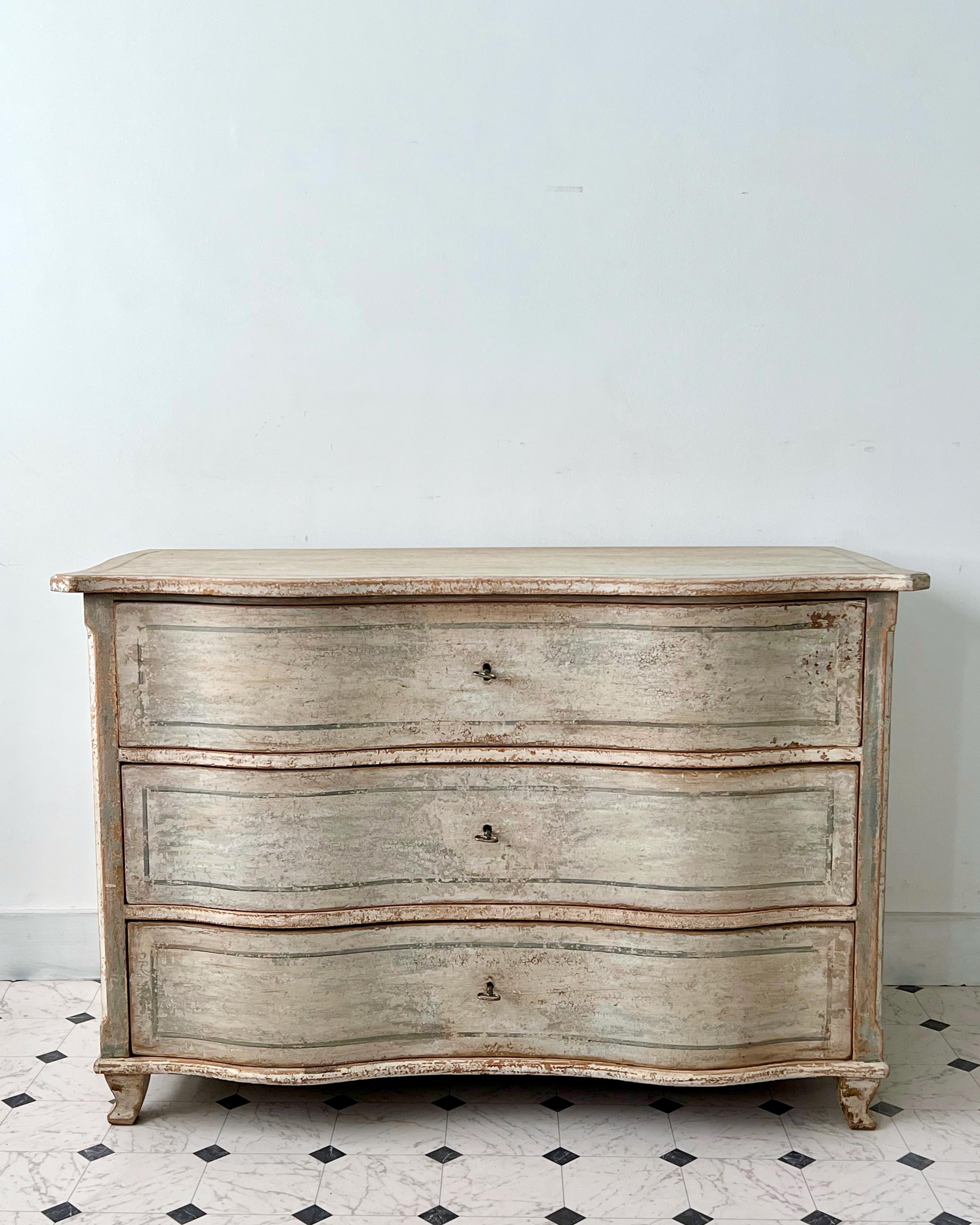 18th century Large chest of drawers from late Baroque period in richly carved curvaceous serpentine drawer fronts, shaped top and carved feet in super later patinated paint.
Germany
More than ever, we selected the best, the rarest, the unusual,