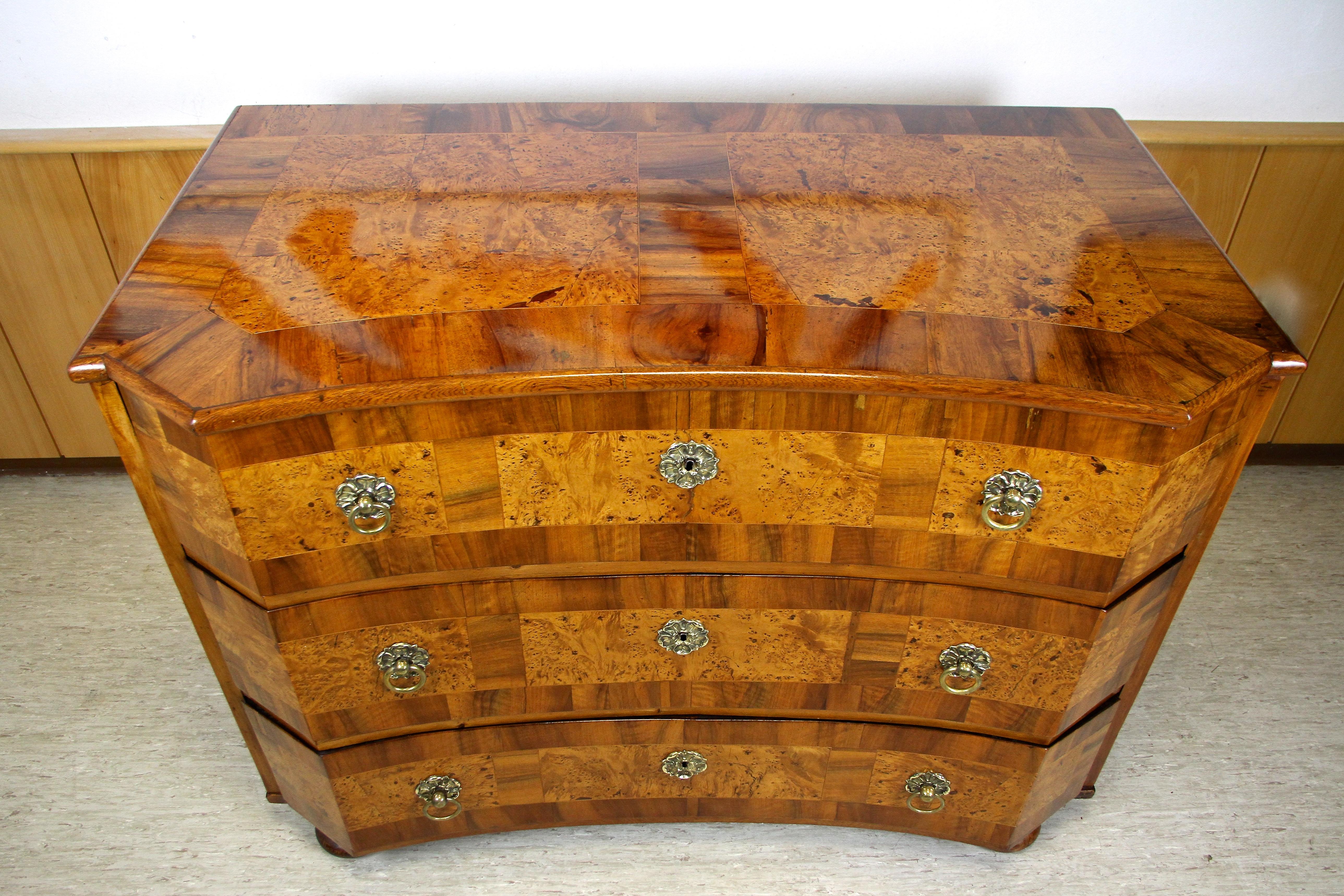 Outstanding 18th century chest of drawers made in the Baroque period in Austria around 1760. This unique baroque chest, coming from a manorial household, impresses with an amazing curved shape and beautiful set nutwood and birds eye maple veneer on