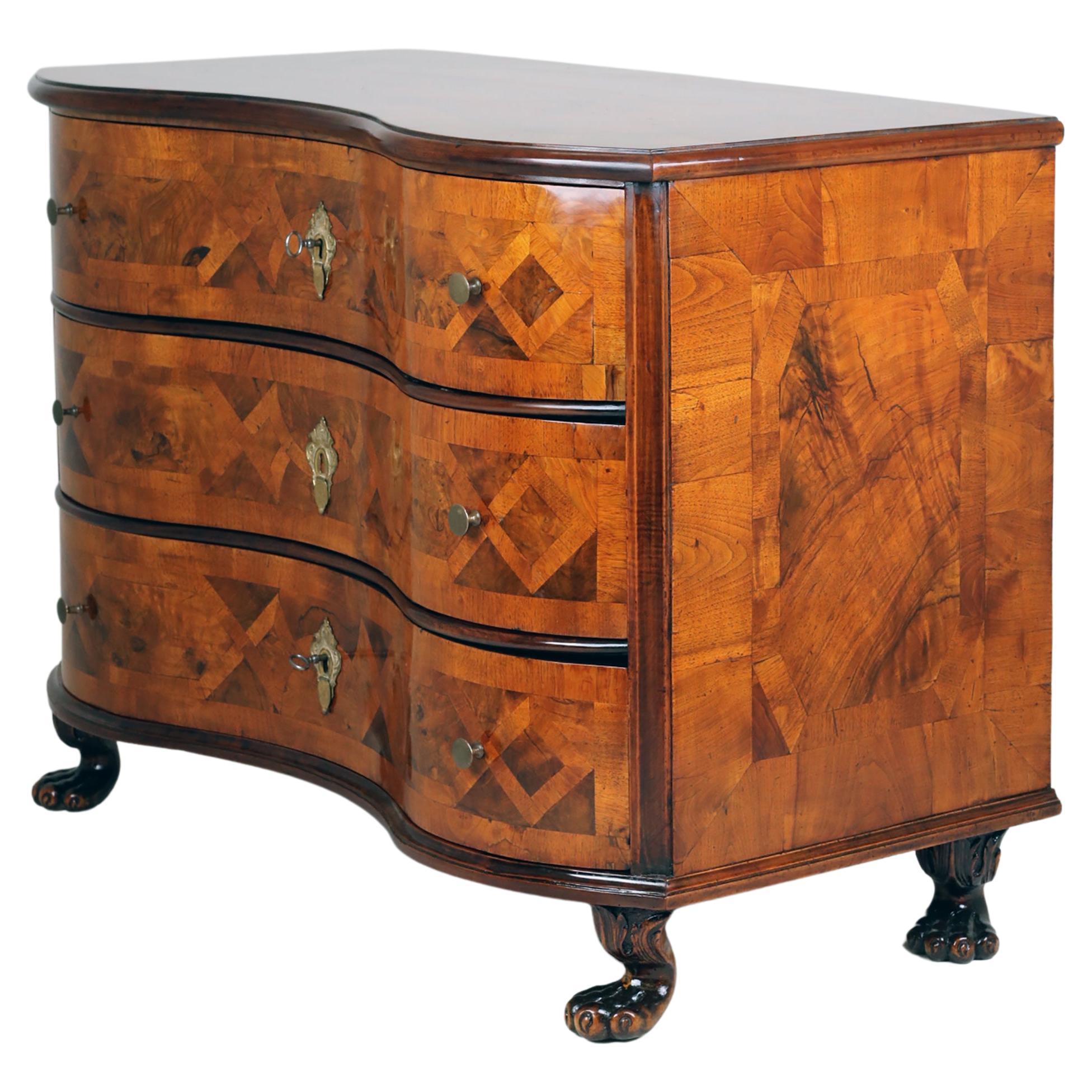 18th Century Baroque Chest of drawers
\
Masterful small baroque chest of drawers in walnut and walnut root veneer inlaid with a large diamond pattern, very beautiful body with paw feet, 3 bellied drawers, upper drawer with brass double tongue lock,