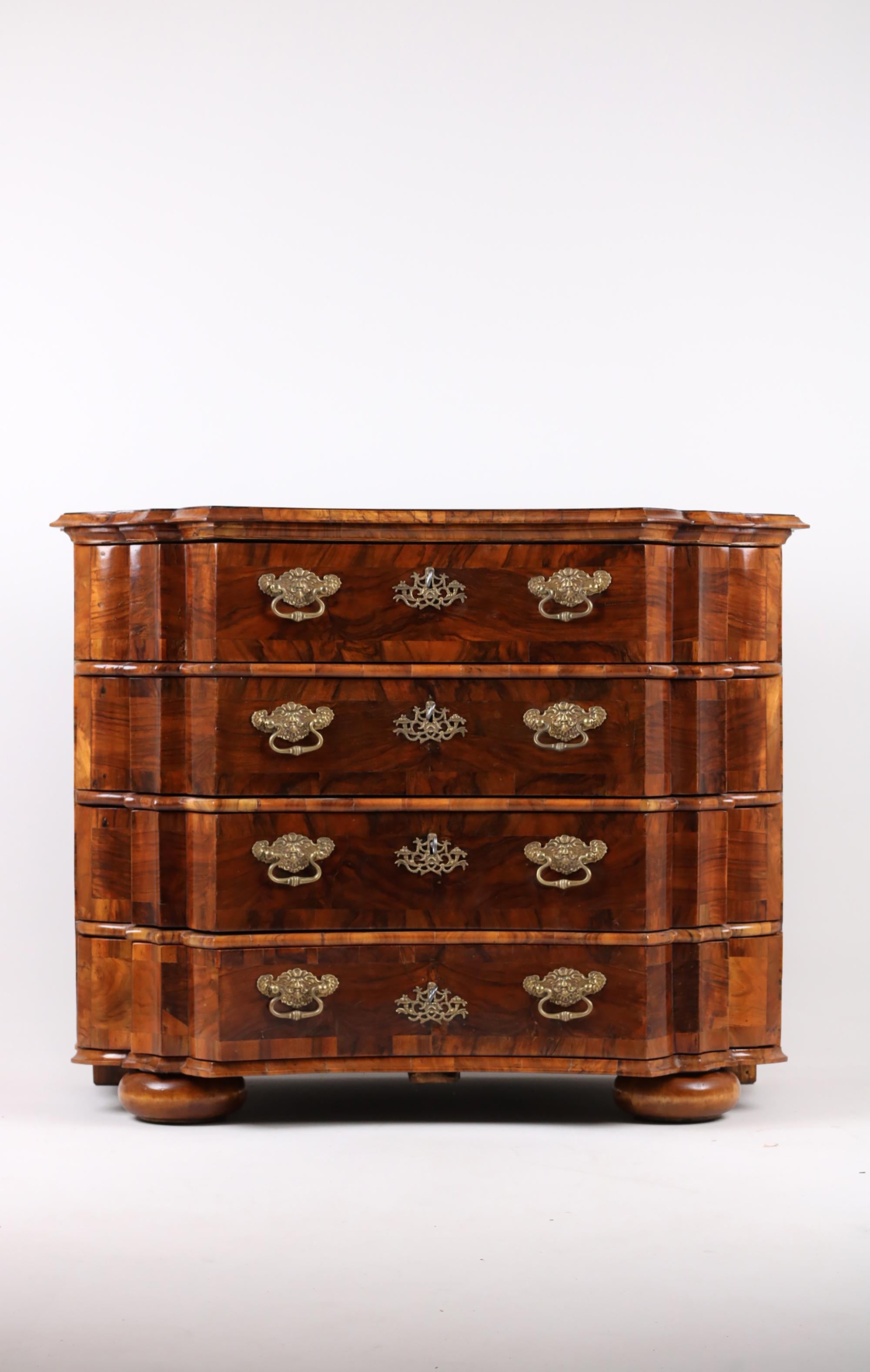 18th Century Chest of Drawers,
Germany, 1760-1780

Rare original chest of drawers from the 2nd half of the 18th century, strongly curved top plate, with cross joint, double curved drawers, with original fittings, box locks, 4 keys, strongly wavy