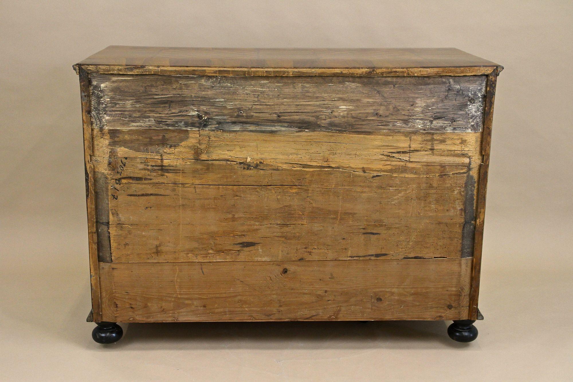 Barocke Kommode des 18. Jahrhunderts - Intarsienarbeiten, Österreich um 1760 im Angebot 4