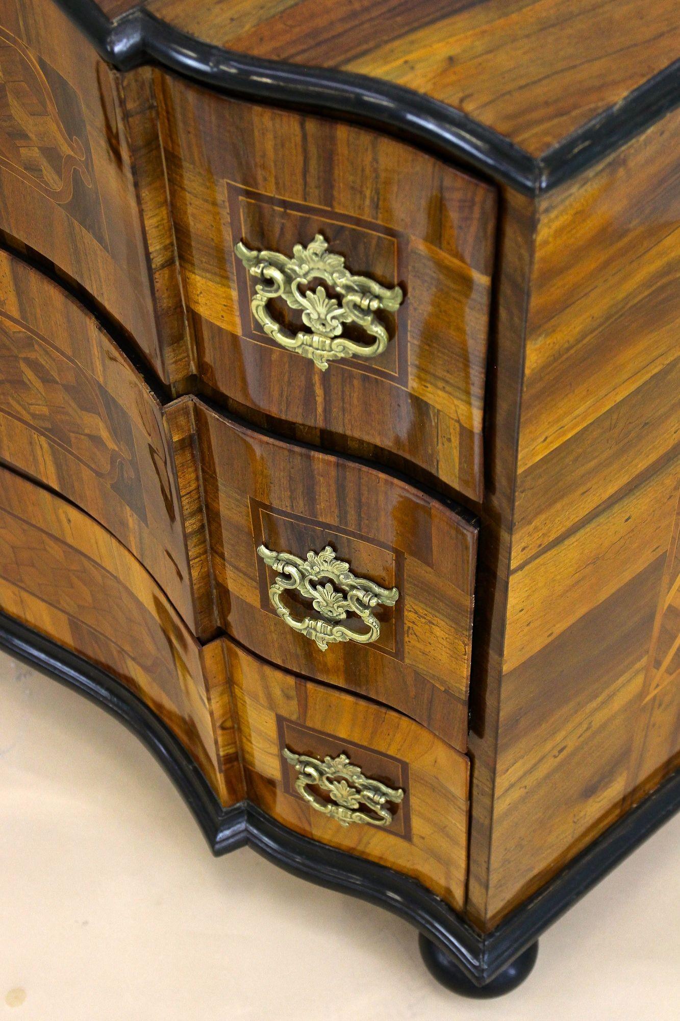 Barocke Kommode des 18. Jahrhunderts - Intarsienarbeiten, Österreich um 1760 im Angebot 7