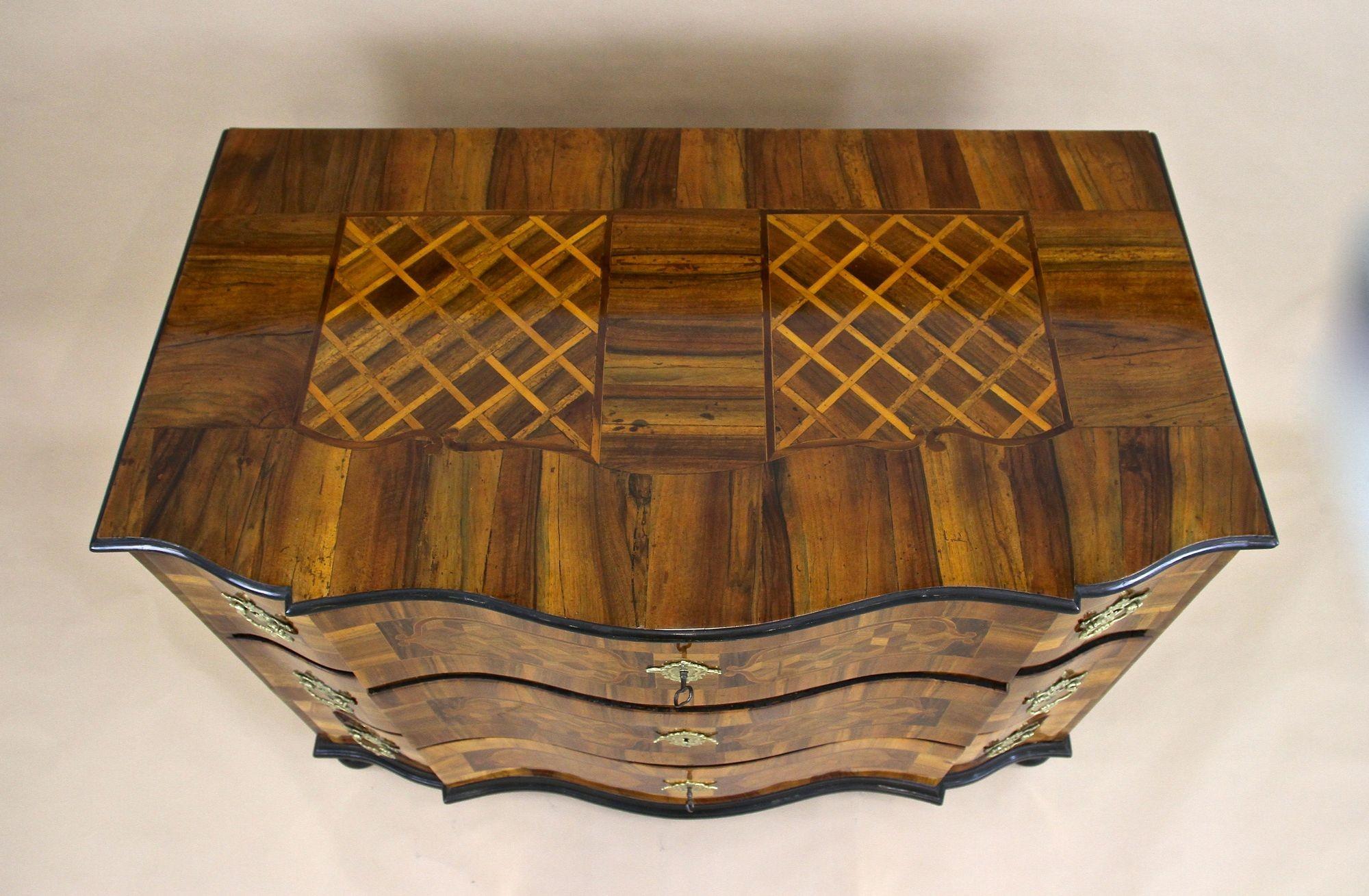 Barocke Kommode des 18. Jahrhunderts - Intarsienarbeiten, Österreich um 1760 im Zustand „Gut“ im Angebot in Lichtenberg, AT
