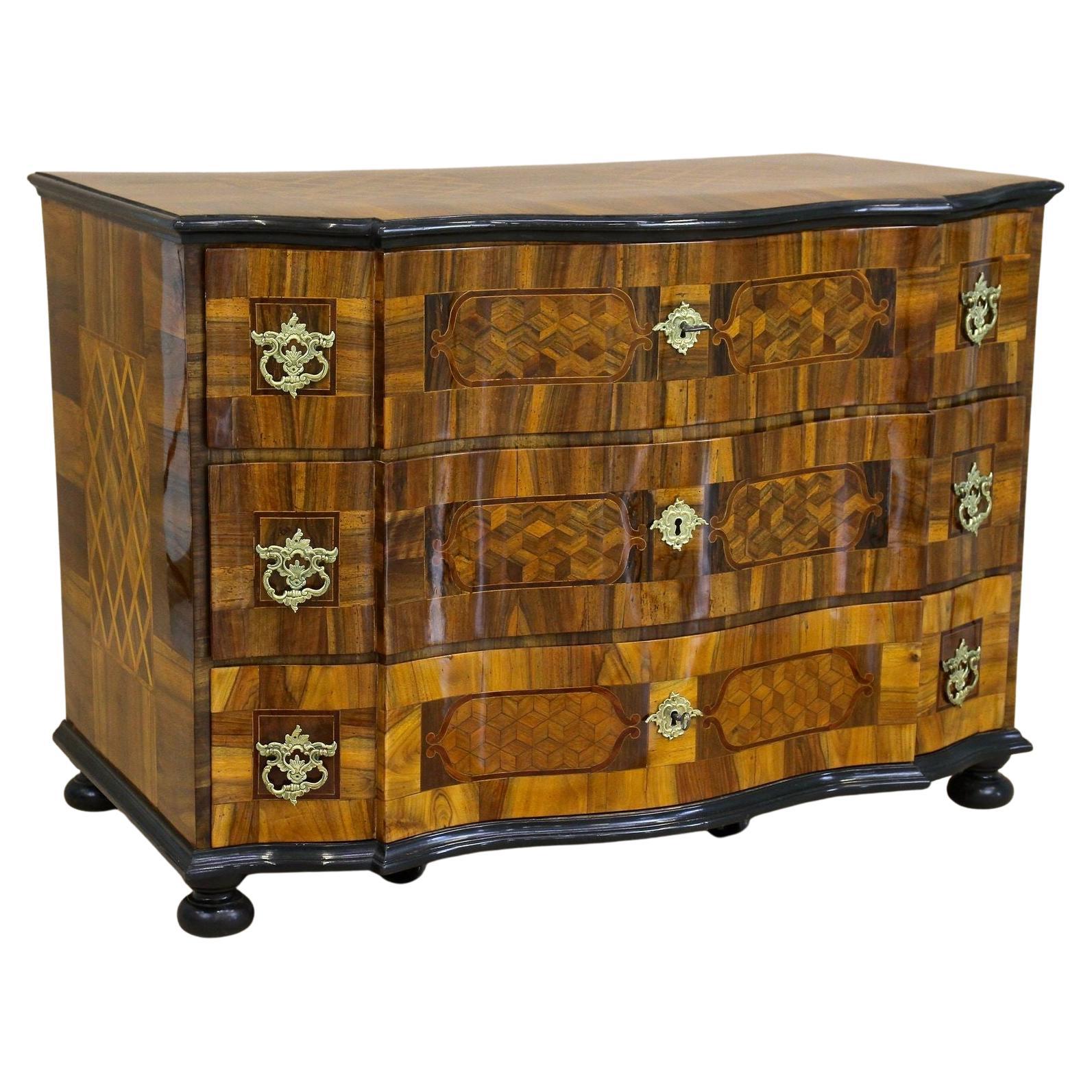 Barocke Kommode des 18. Jahrhunderts - Intarsienarbeiten, Österreich um 1760 im Angebot