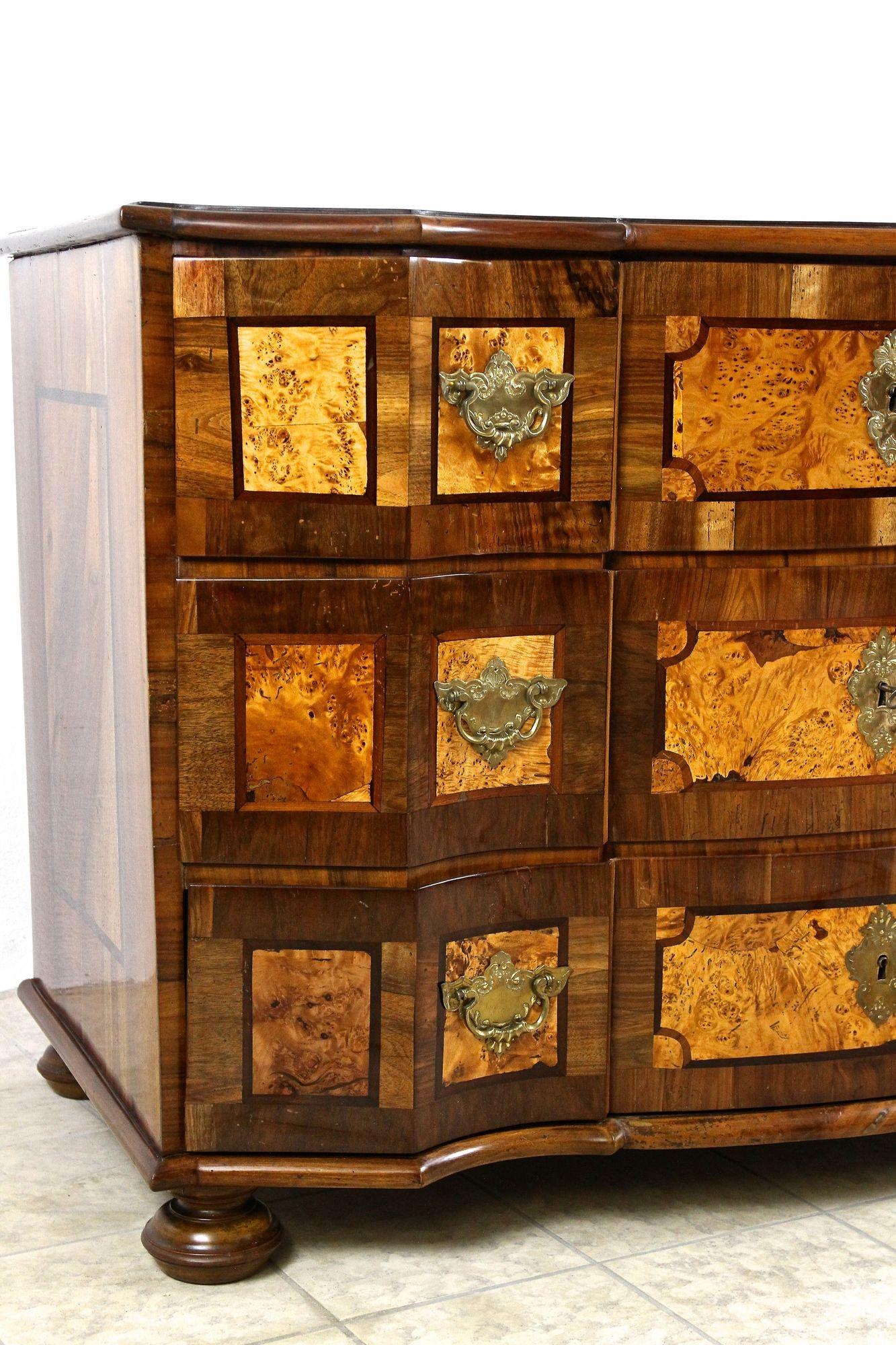 18th Century Baroque Chest Of Drawers, Nutwood - Austria circa 1770 4