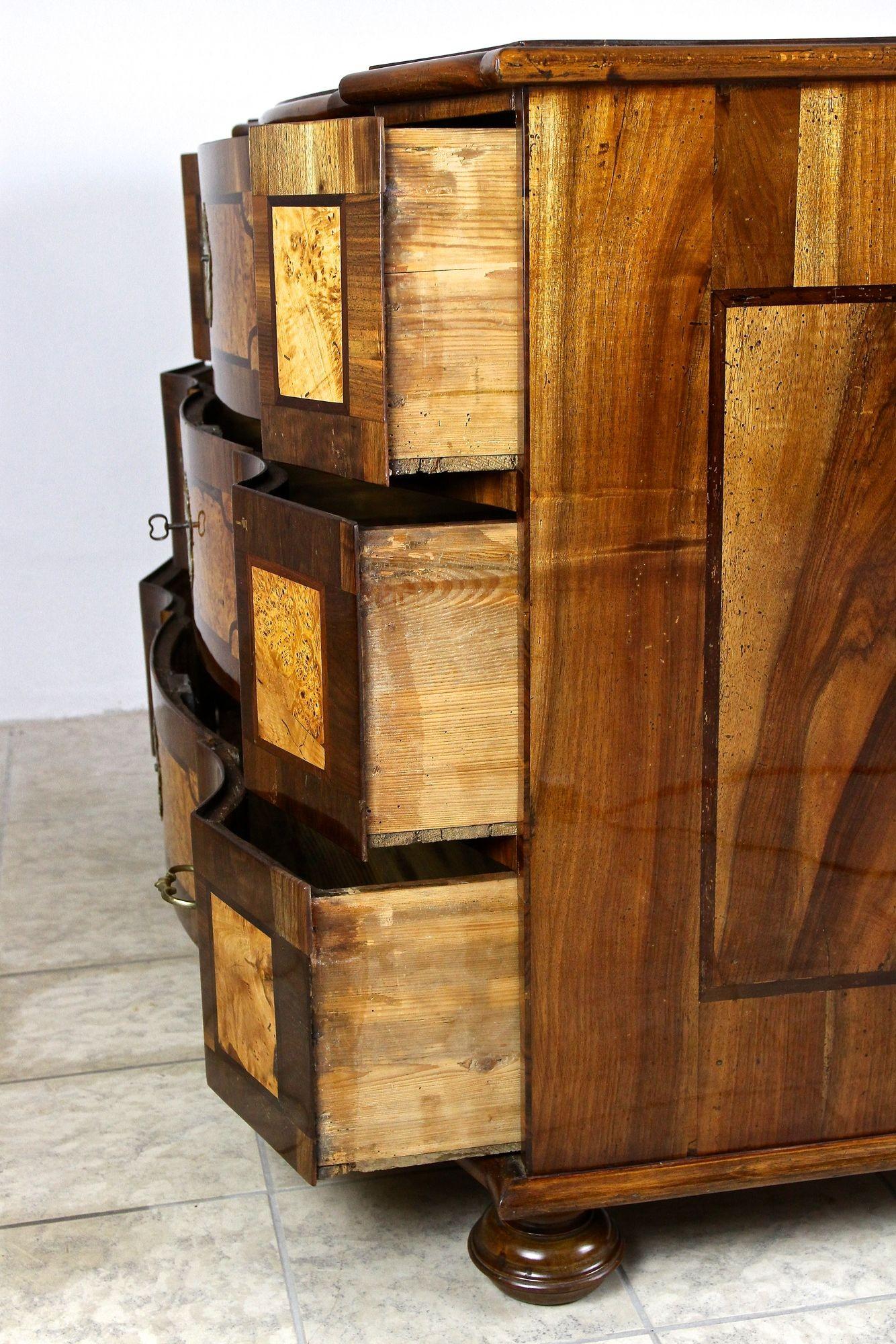 18th Century Baroque Chest Of Drawers, Nutwood - Austria circa 1770 8