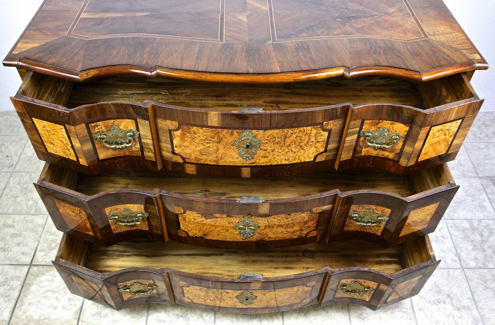 Inlay 18th Century Baroque Chest Of Drawers, Nutwood - Austria circa 1770