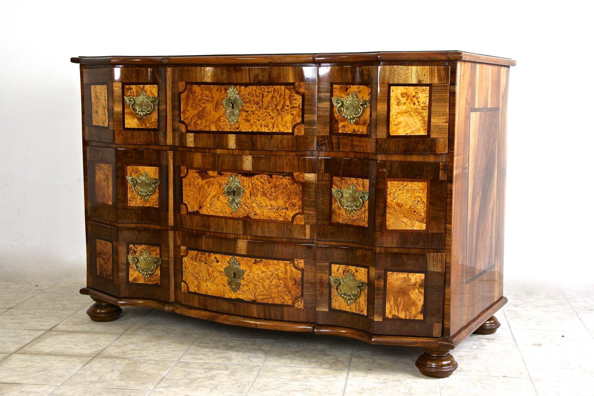 18th Century Baroque Chest Of Drawers, Nutwood - Austria circa 1770 1