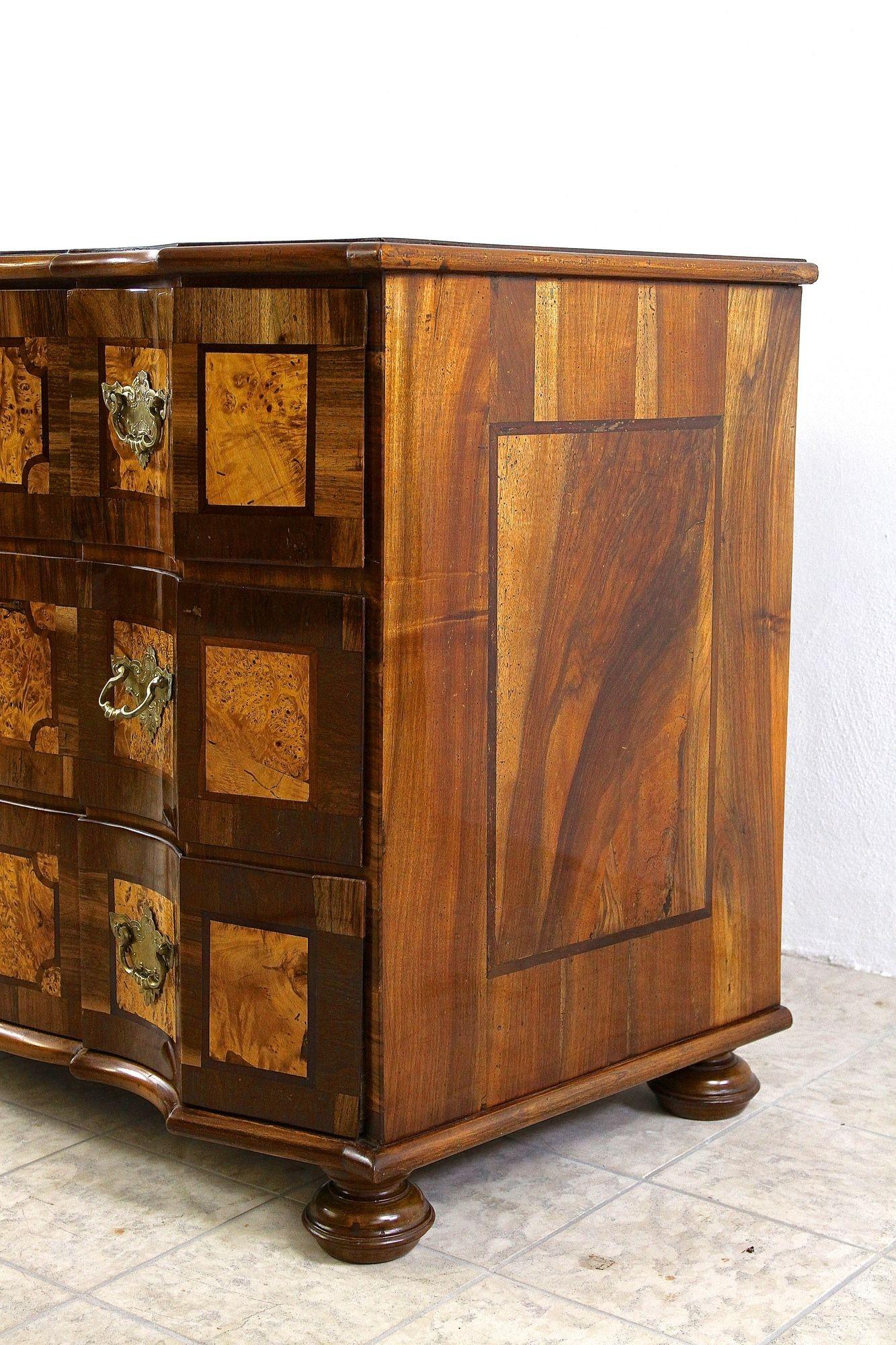 18th Century Baroque Chest Of Drawers, Nutwood - Austria circa 1770 2
